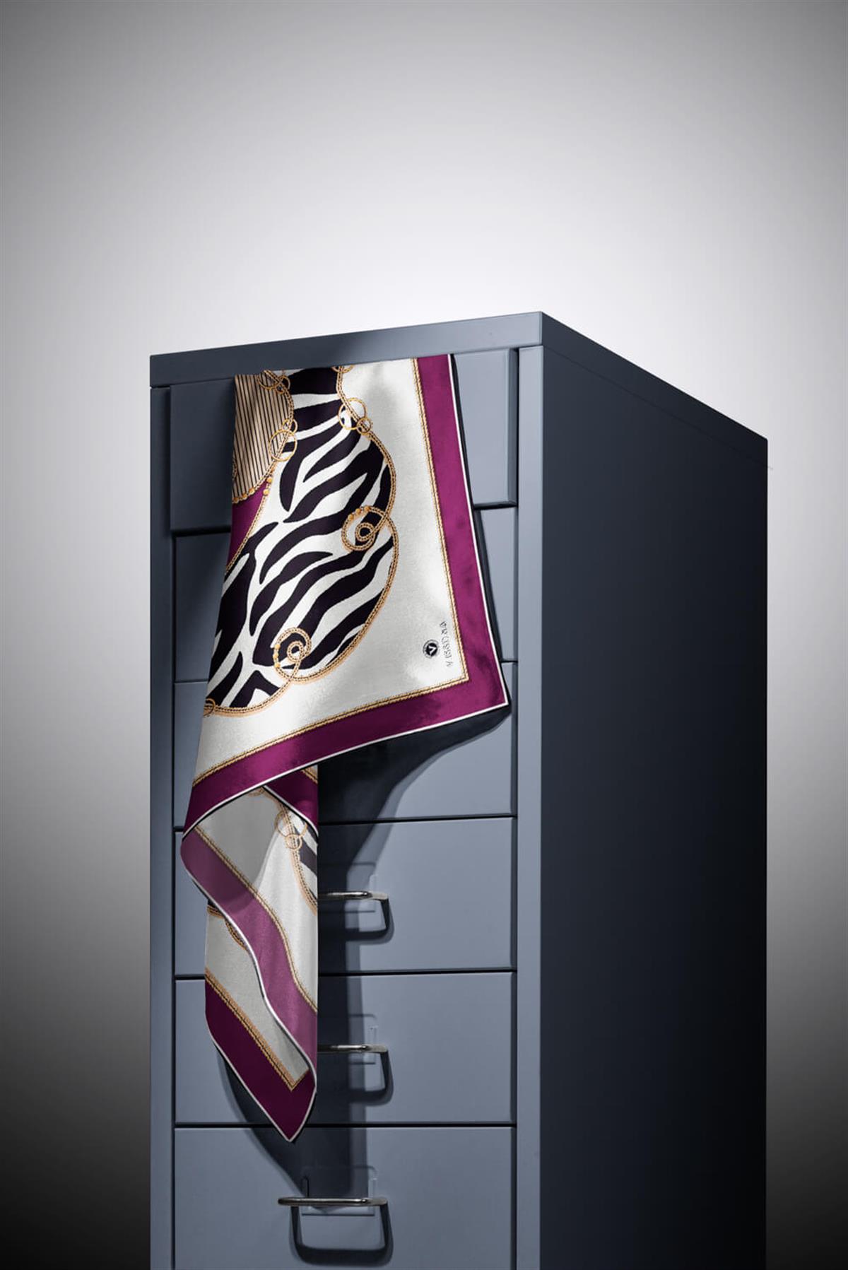 %100 Twill İpek Zincirli Ve Zebra Desenli Mürdüm - Bej Renkli 90x90 Eşarp Dikim Şekli : El Dikişi