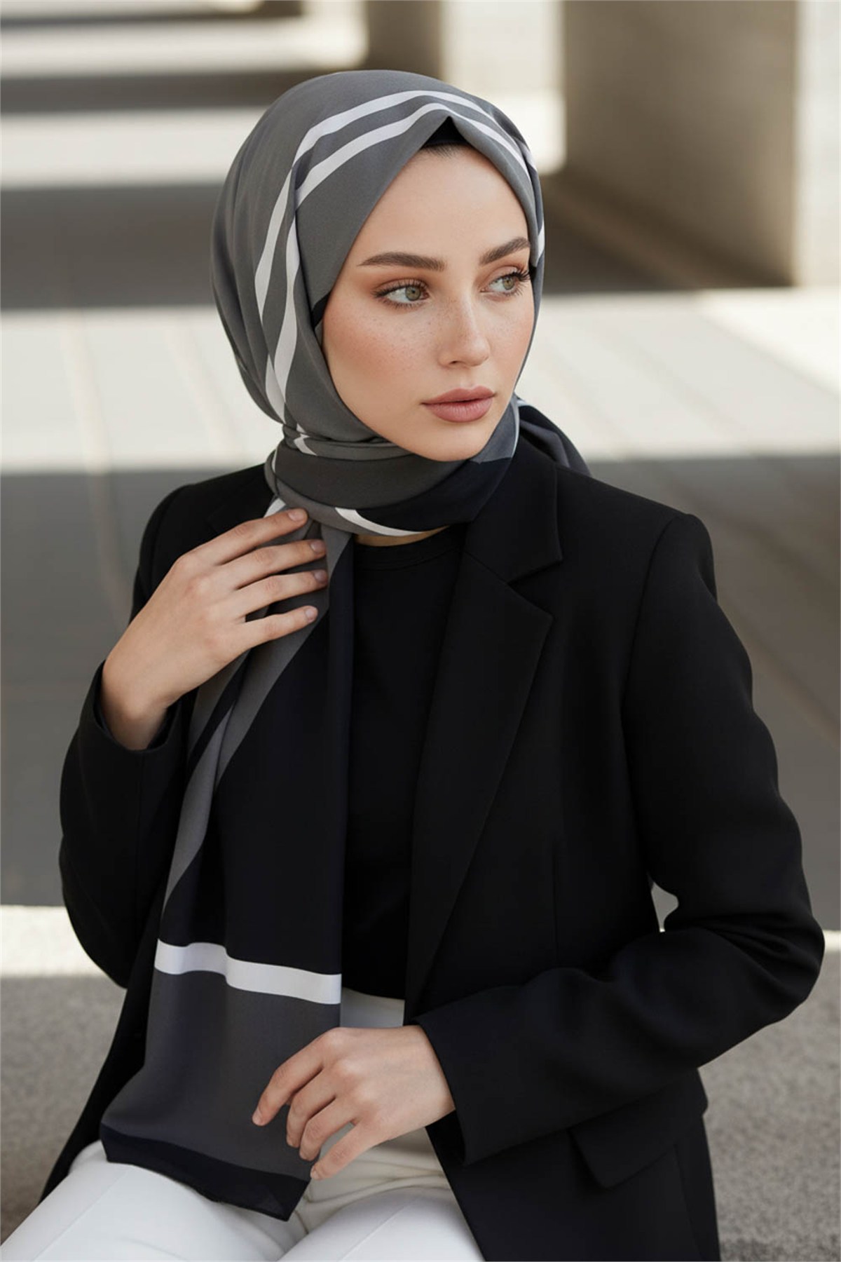 KREP GEOMETRIK DESENLİ FÜME RENKLİ 75X195 KIRIŞMAZ ŞAL