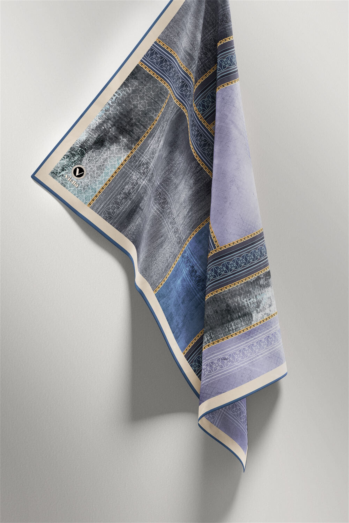 Twill Dokulu Ve Geometrik Desenli Bebe Mavisi Renkli 90x90 Eşarp (İpek İçermez) Dikim Şekli : El Dikişi