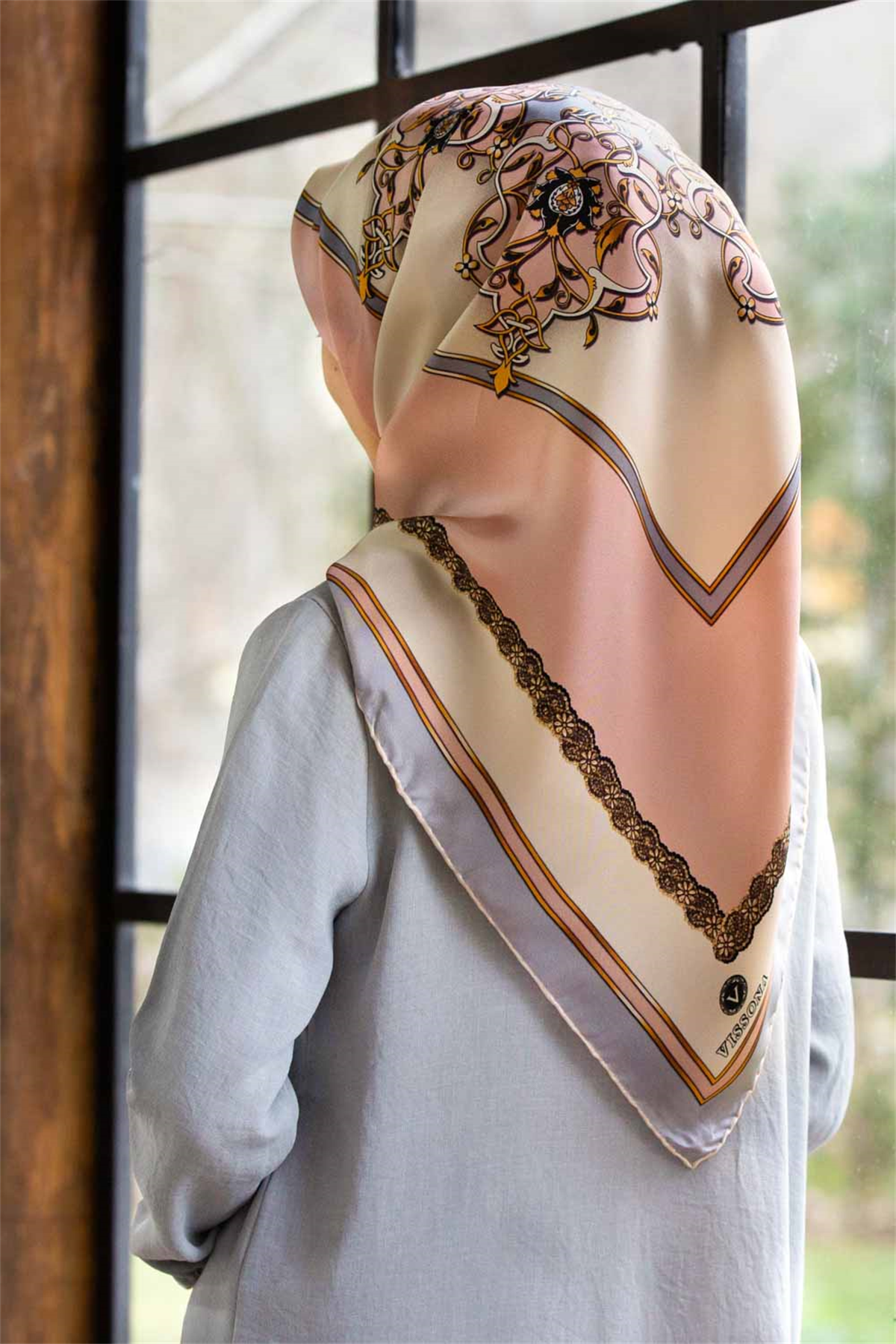 %100 Twill Barok Desenli Pudra - Gri Renkli 90x90 Eşarp Dikim Şekli: El Dikişi