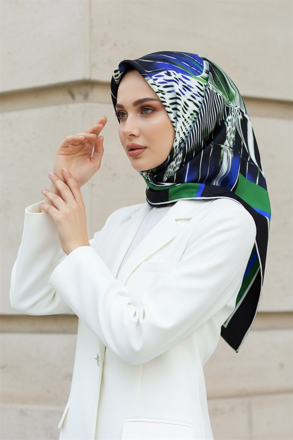 %100 Twill İpek Geometrik Desenli Zümrüt Yeşili - Saks Renkli 90x90 Eşarp Dikim Şekli : El Dikişi