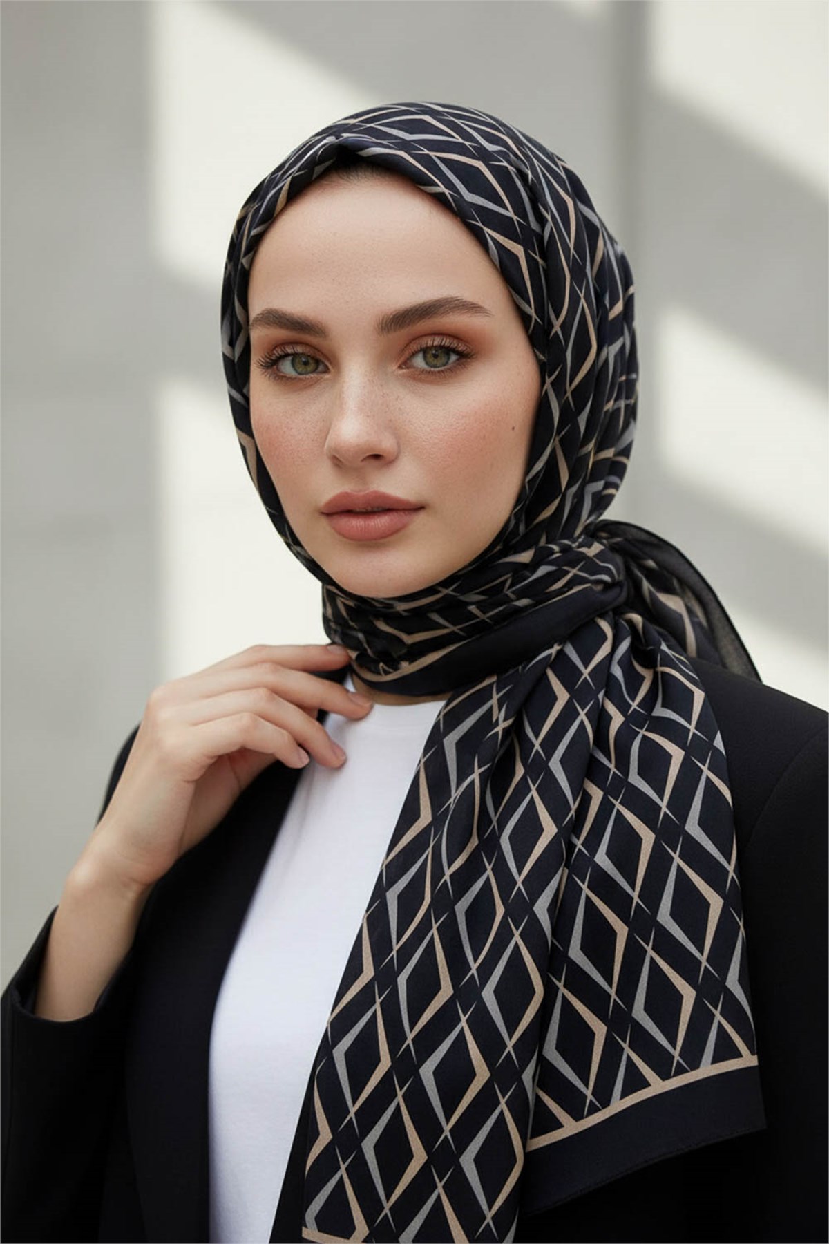 KREP GEOMETRİK DESENLİ SİYAH - BEJ RENKLİ 75X195 KIRIŞMAZ ŞAL