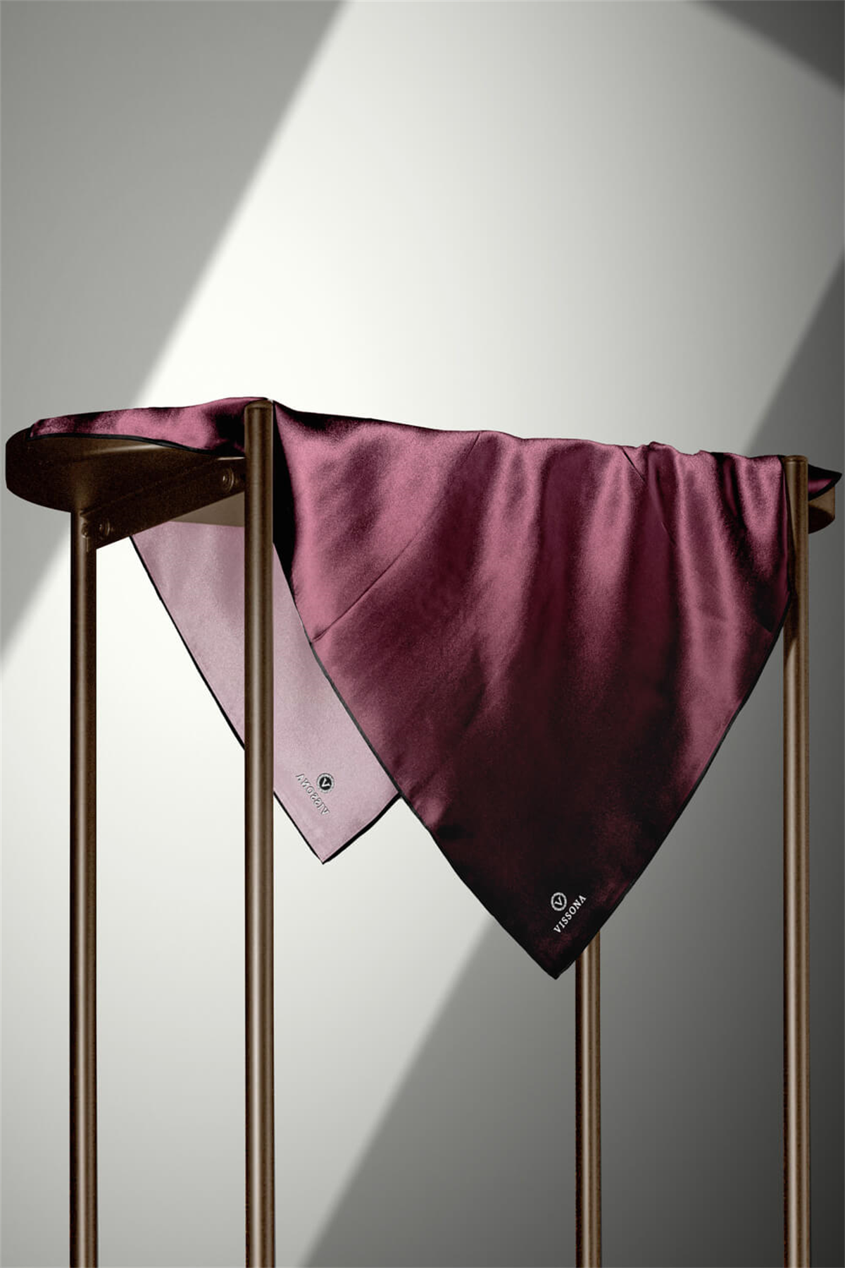 % 57 İPEK % 43 VİSKON Twill İpek Degrade Desenli Soğan Kabuğu Renkli 90x90 Eşarp Dikim Şekli : El Dikişi
