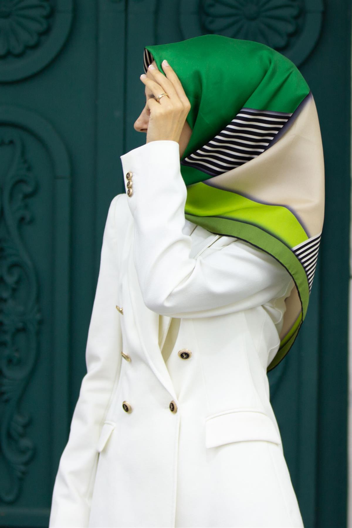 %100 Twill İpek Çizgili ve Geometrik Desenli Zümrüt Yeşili - Haki Renkli 90x90 Eşarp Dikim Şekli : El Dikişi