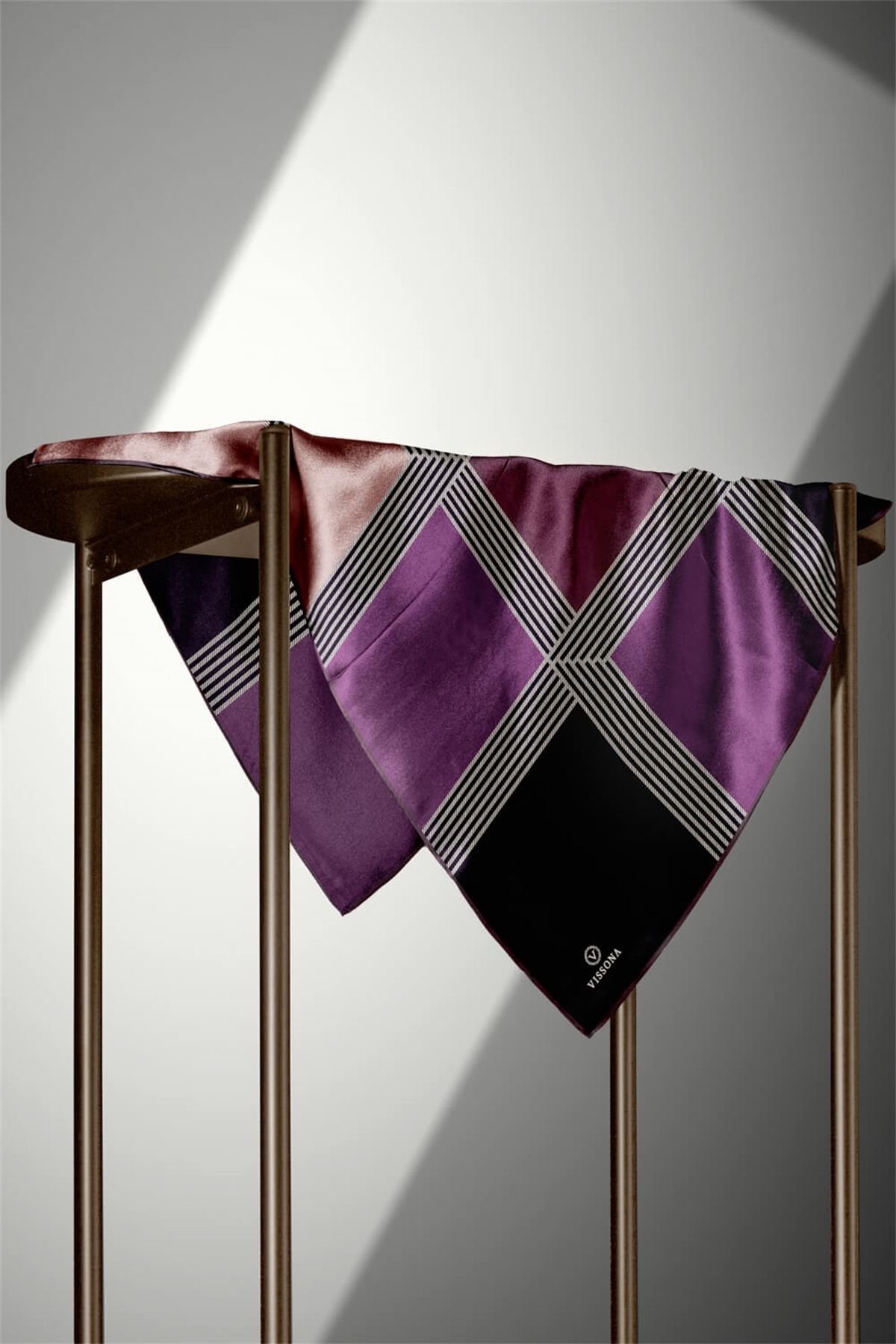 %100 Twill İpek Geometrik Desenli Mürdüm Renkli 90x90 Eşarp Dikim Şekli : El Dikişi