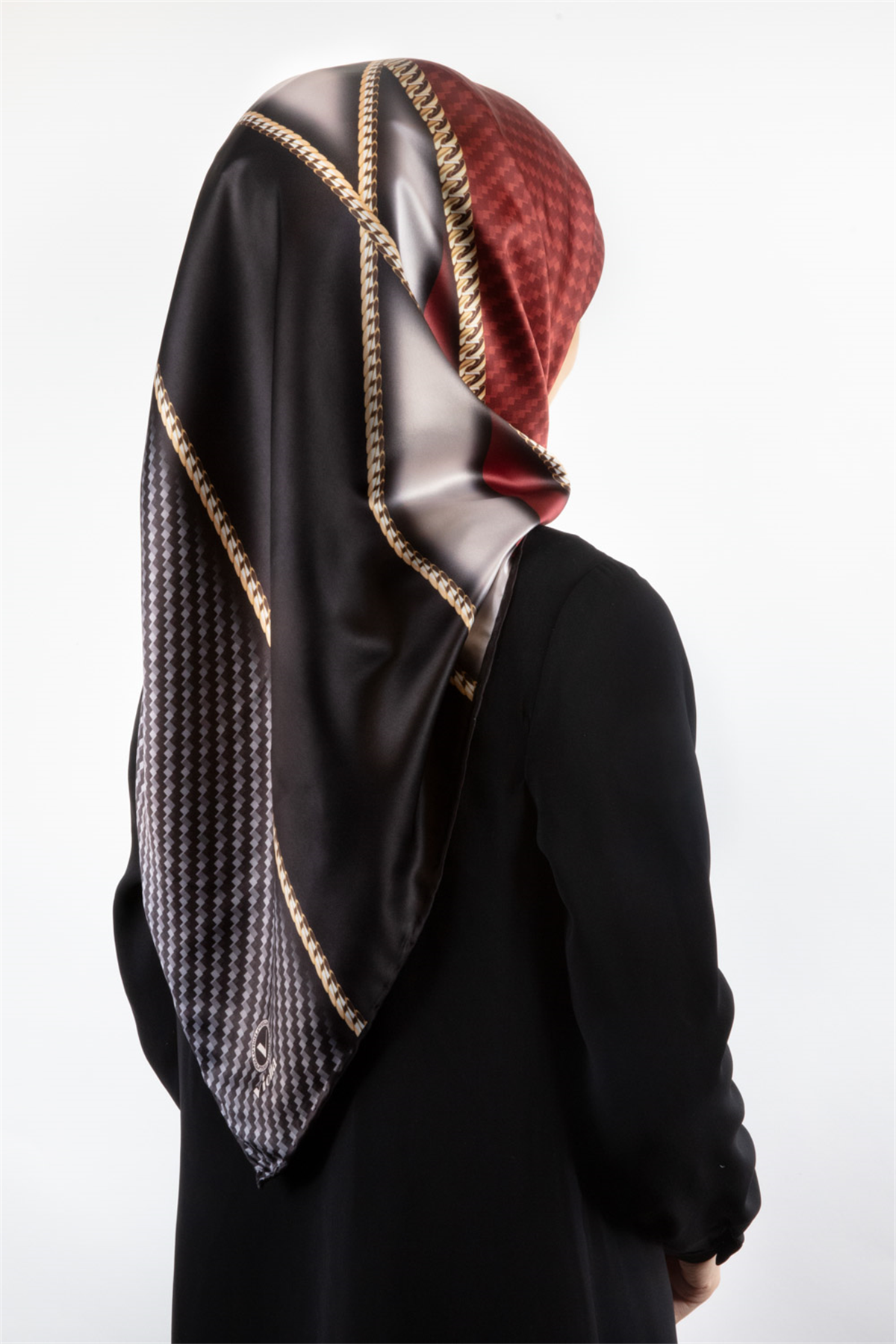 Rayon Gold Detaylı Geometrik Desenli Bordo Renkli 90x90 Eşarp (İpek İçermez) Kenar Dikiş Şekli El Dikişli