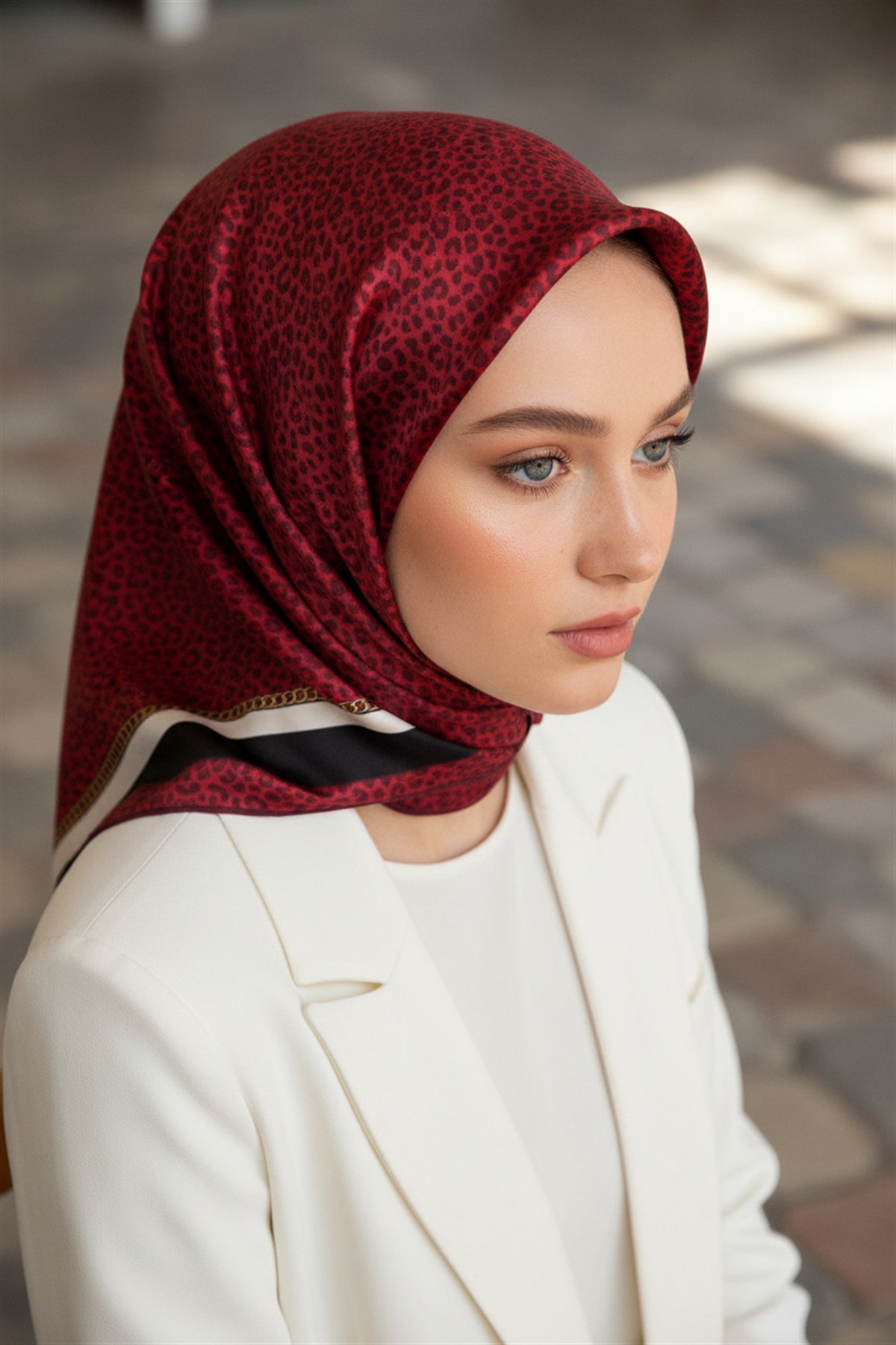 % 57 İPEK % 43 VİSKON Twill İpek Leopar Desenli Bordo Renkli 90x90 Eşarp Dikim Şekli : El Dikişi