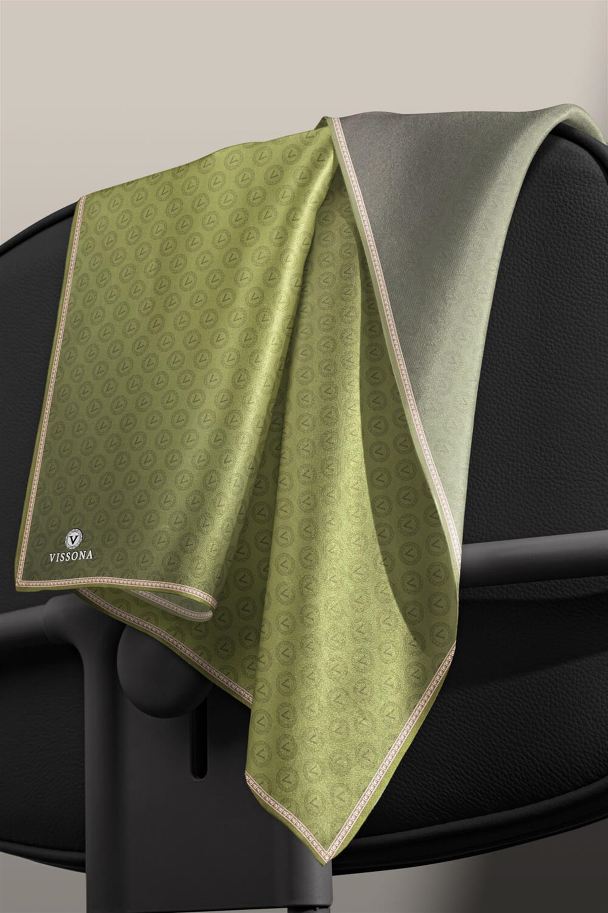 % 57 İPEK % 43 VİSKON Twill İpek Monogram Desenli Haki  Renkli 90x90 Eşarp Dikim Şekli : El Dikişi