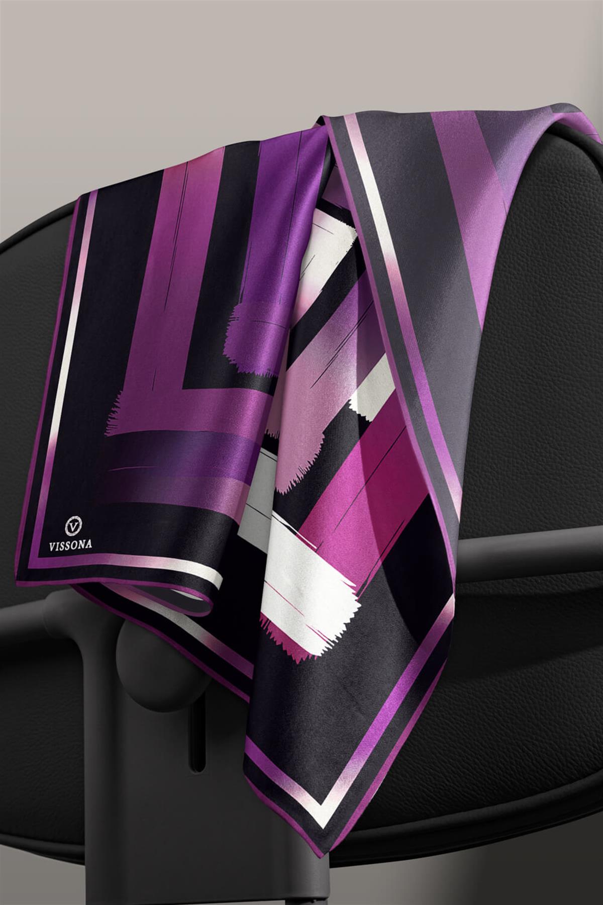 %100 Twill İpek Geometrik Fırça İzi Desenli Siyah - Mürdüm Renkli 90x90 Eşarp Dikim Şekli : El Dikişi