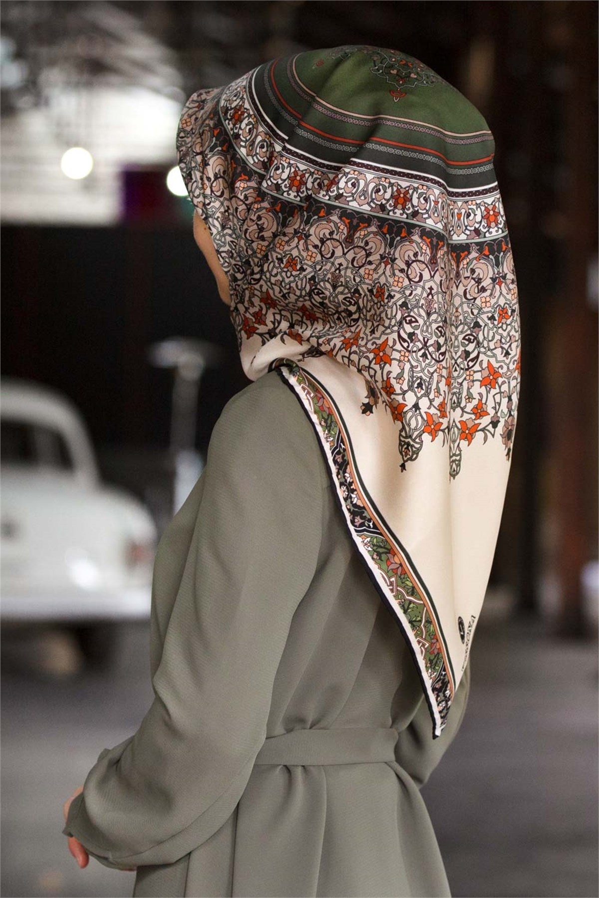 %100 Twill İpek Şal Desenli Haki Renkli 90x90 Eşarp Dikim Şekli : El Dikişi