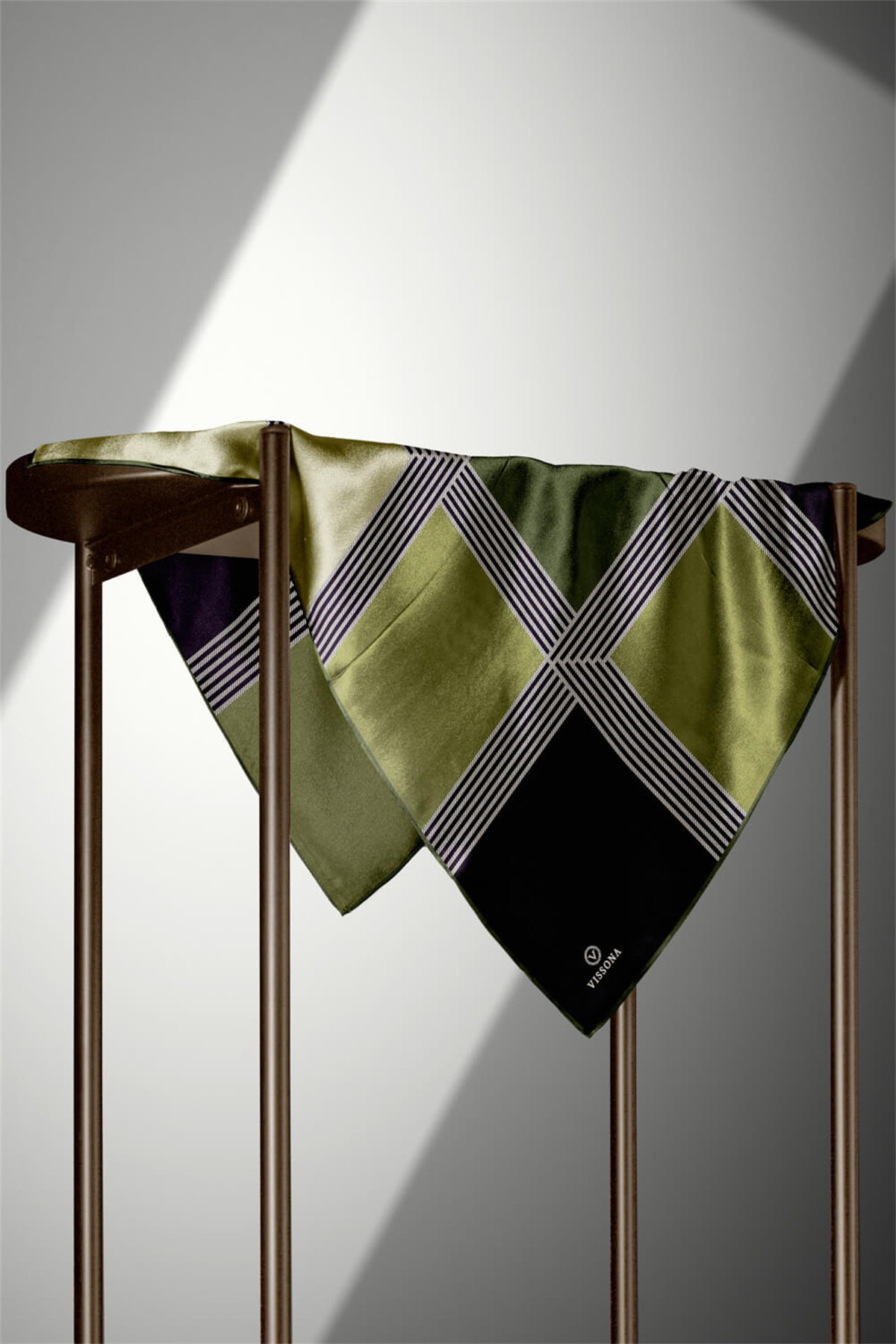 % 57 İPEK % 43 VİSKON Twill İpek Geometrik Desenli Haki Renkli 90x90 Eşarp Dikim Şekli : El Dikişi