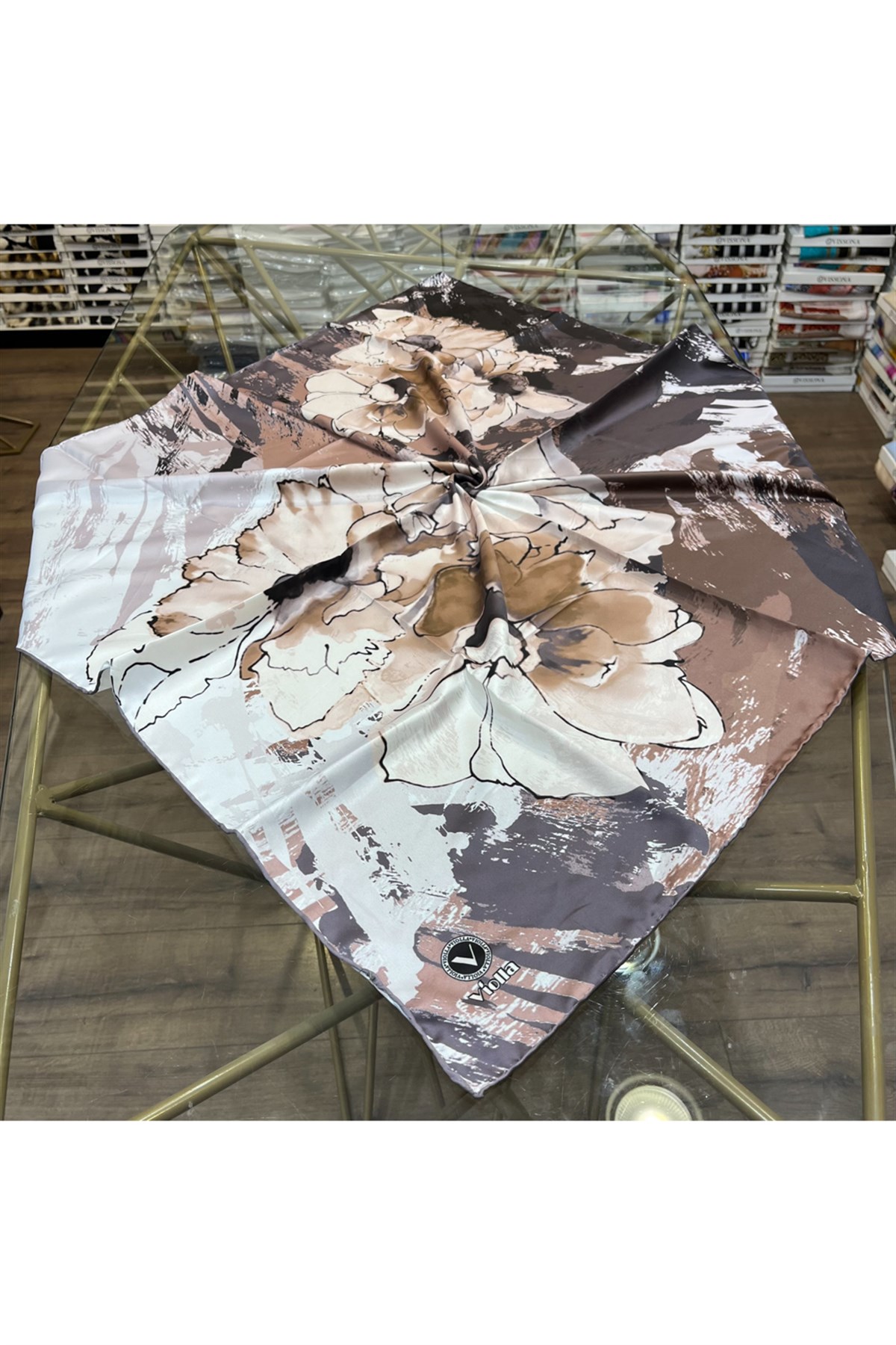 Twill Çiçek Desenli Gri Renkli 90x90 Eşarp (İpek İçermez) Dikim Şekli : El Dikişi