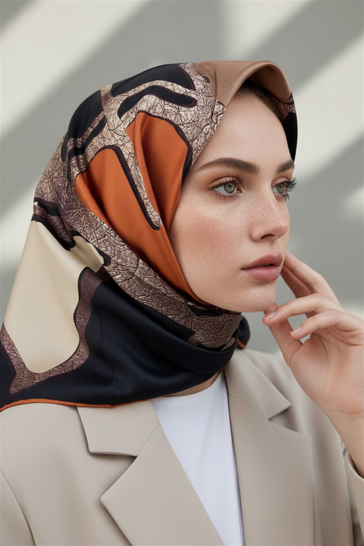 % 57 İPEK % 43 VİSKON Twill İpek Gold Efektli Geometrik Desenli Siyah - Taba Renkli 90x90 Eşarp Dikim Şekli : El Dikişi