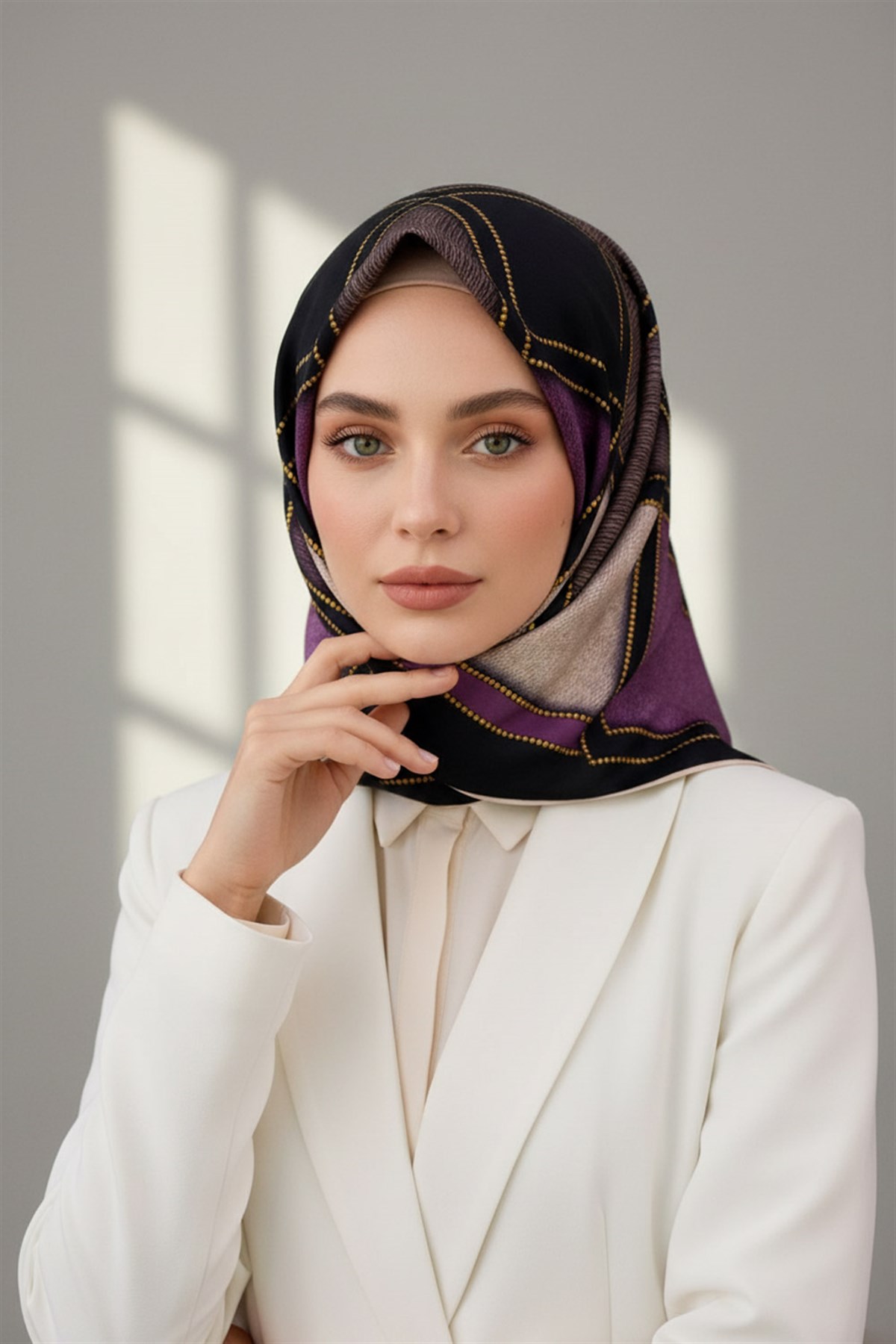 100% Twill İpek Gold Detaylı Kare Desenli Siyah - Mürdüm Renkli 90x90 Dikim Şekli : El Dikişi