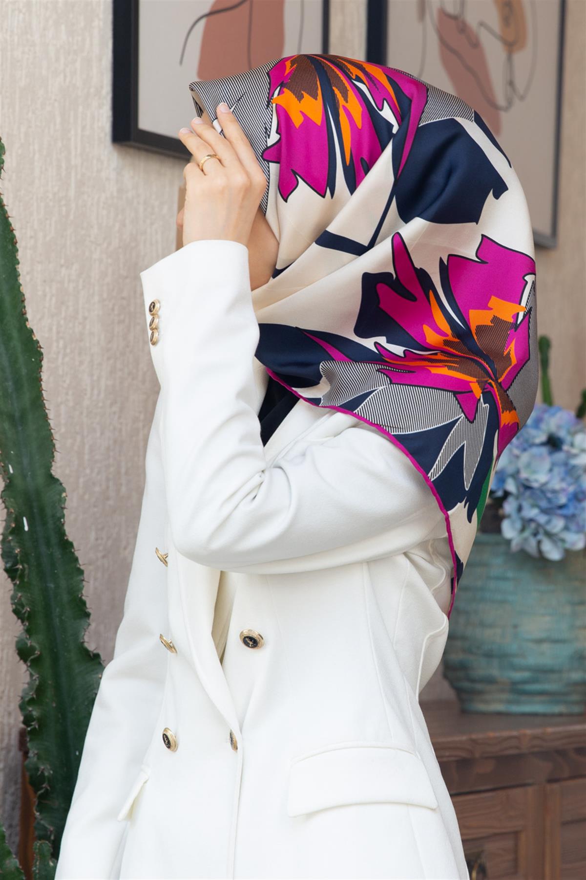 %100 Twill İpek Çiçek Desenli Fuşya - Lacivert Renkli 90x90 Eşarp Dikim Şekli : El Dikişi