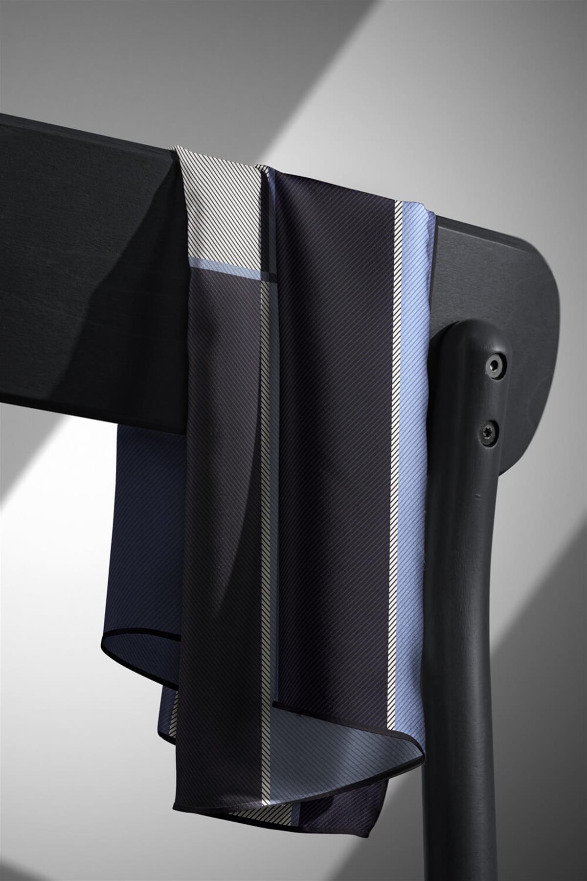 %100 Twill İpek Geometrik Desenli İndigo Renkli 90x90 Eşarp Dikim Şekli : El Dikişi