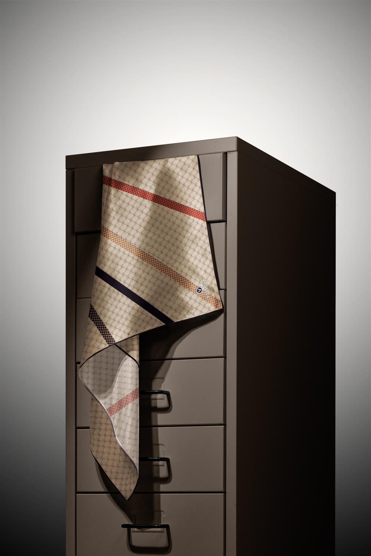 %100 Twill İpek Monogram Ve Şerit Desenli Bej - Siyah Renkli 90x90 Eşarp Dikim Şekli : El Dikişi