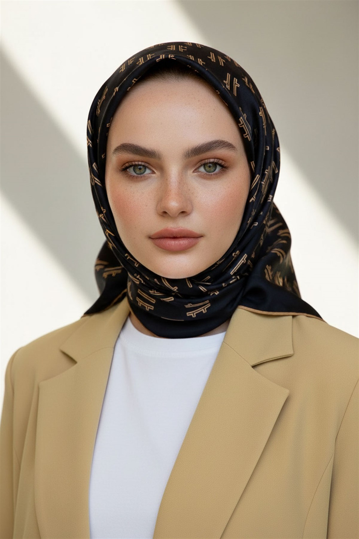 % 57 İPEK % 43 VİSKON Twill İpek Geometrik Desenli Siyah - Gold Renkli 90x90 Eşarp Dikim Şekli : El Dikişi