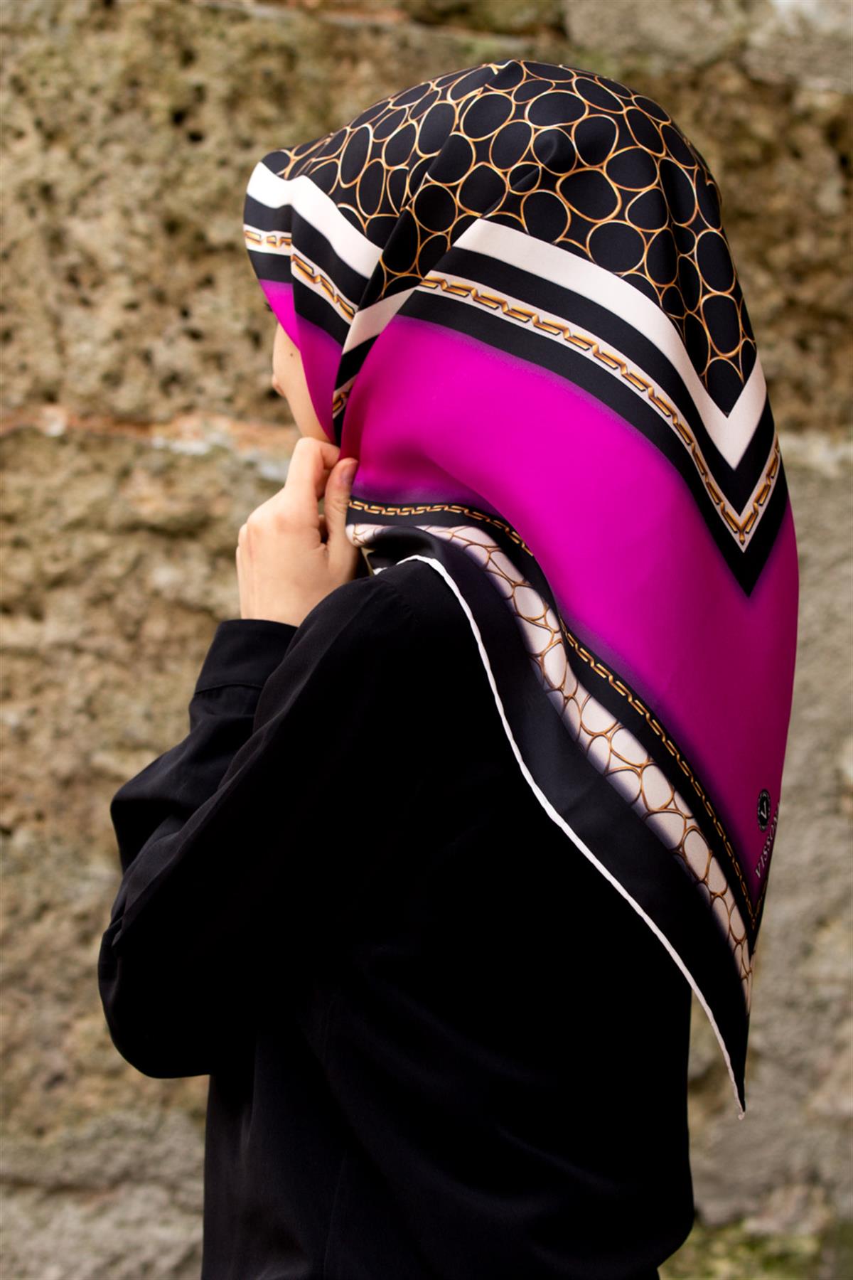 %100 Twill İpek Gold Halka Desenli Fuşya - Siyah Renkli 90x90 Eşarp Dikim Şekli : El Dikişi