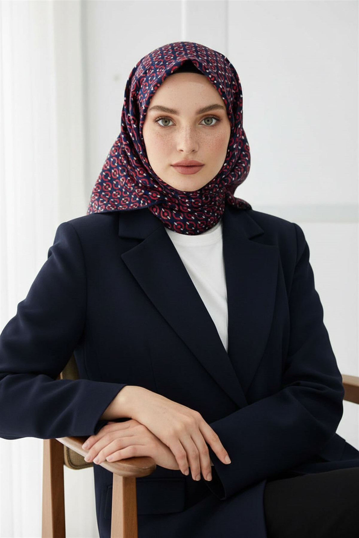 %100 Twill İpek Zincir Desenli Lacivert - Kırmızı Renkli 90x90 Eşarp Kenar Dikiş Şekli El Dikişli