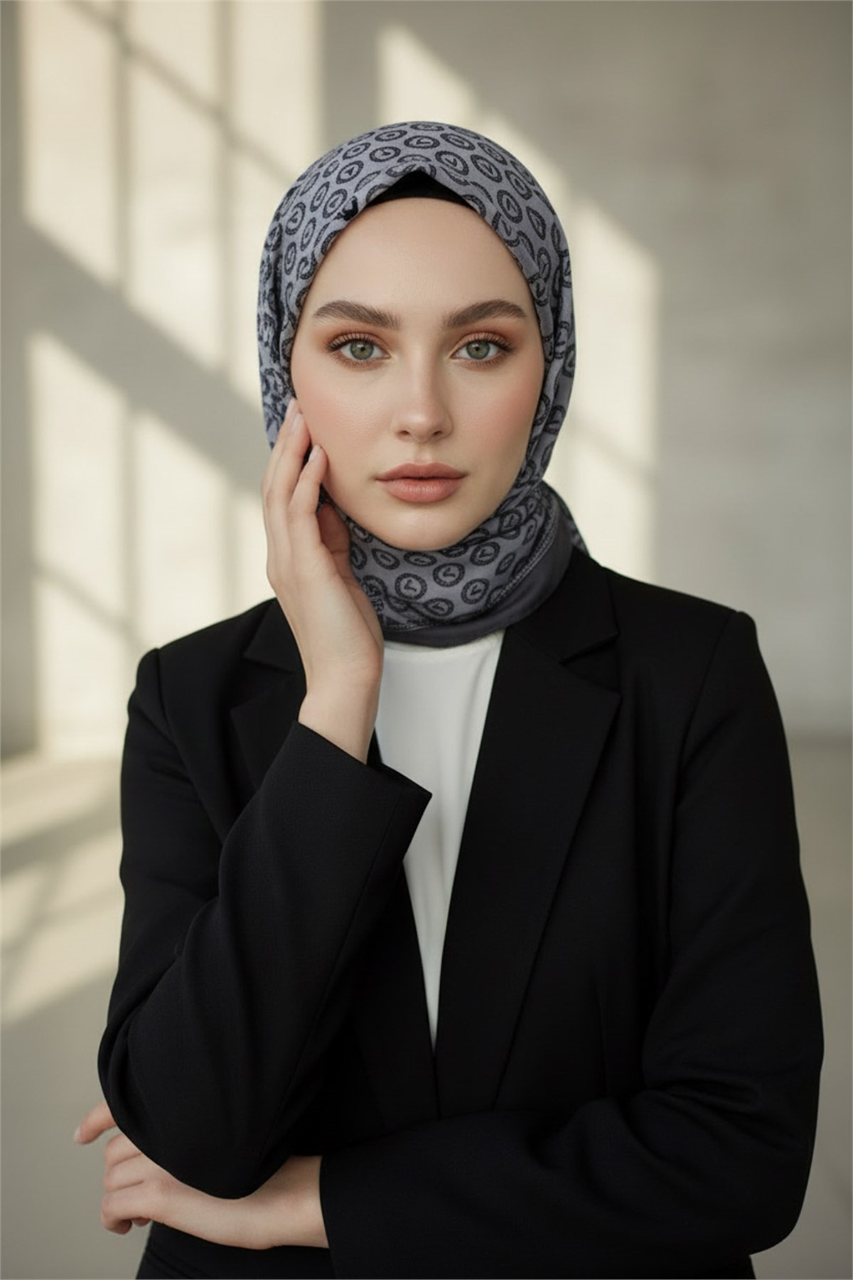 KREP MONOGRAM DESENLİ GRİ RENKLİ 75X195 KIRIŞMAZ ŞAL