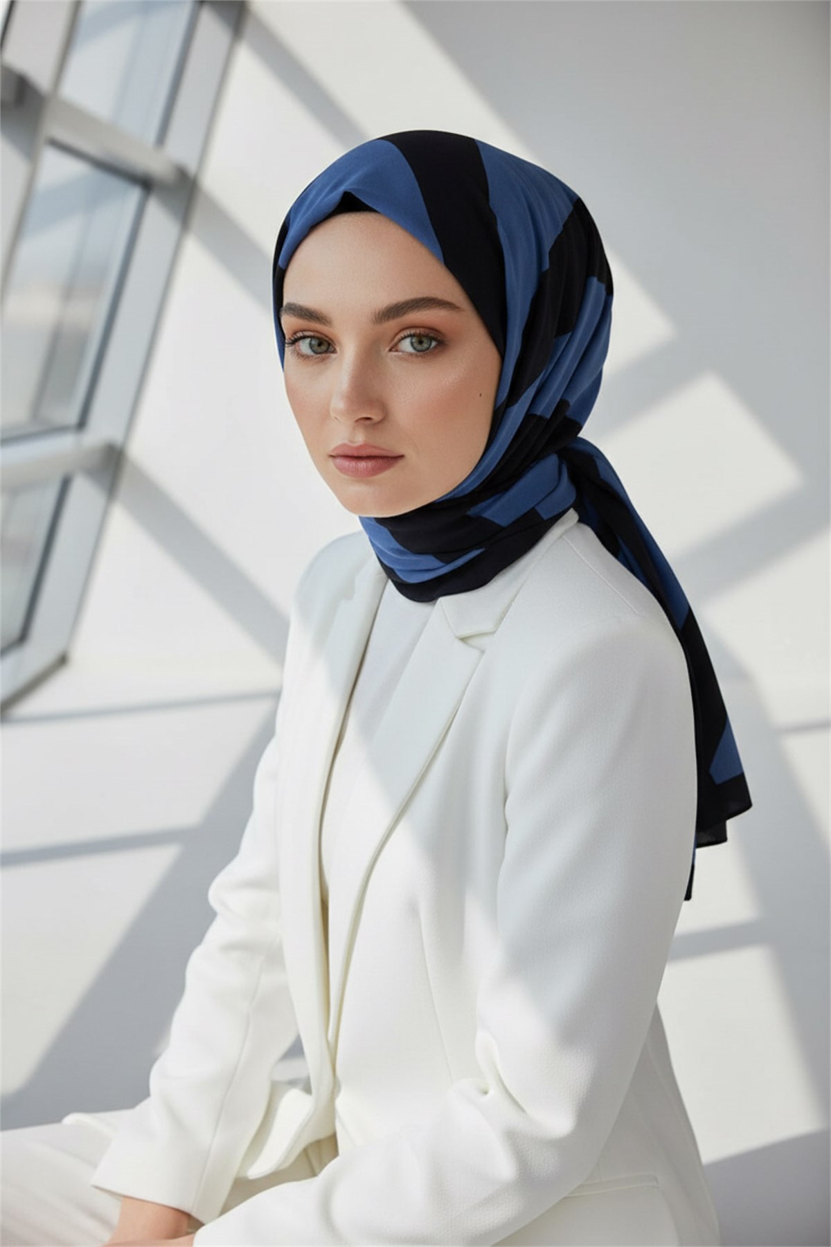 KREP ÇİZGİLİ DESENLİ İNDİGO - SİYAH RENKLİ 75X195 KIRIŞMAZ ŞAL