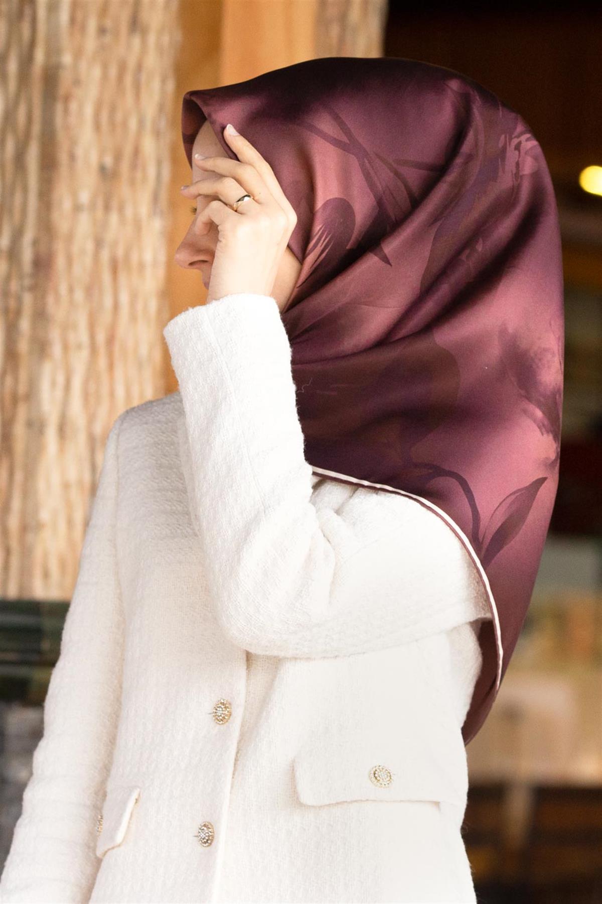 100% Twill İpek Çiçek Desenli Gül Kurusu Renkli 90x90 Dikim Şekli : El Dikişi Eşarp