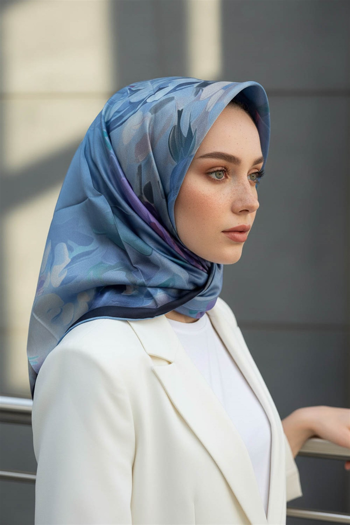 %100 Twill İpek Dumanlı Çiçek Desenli İndigo - Lacivert Renkli 90x90 Eşarp Kenar Dikiş Şekli El Dikişli