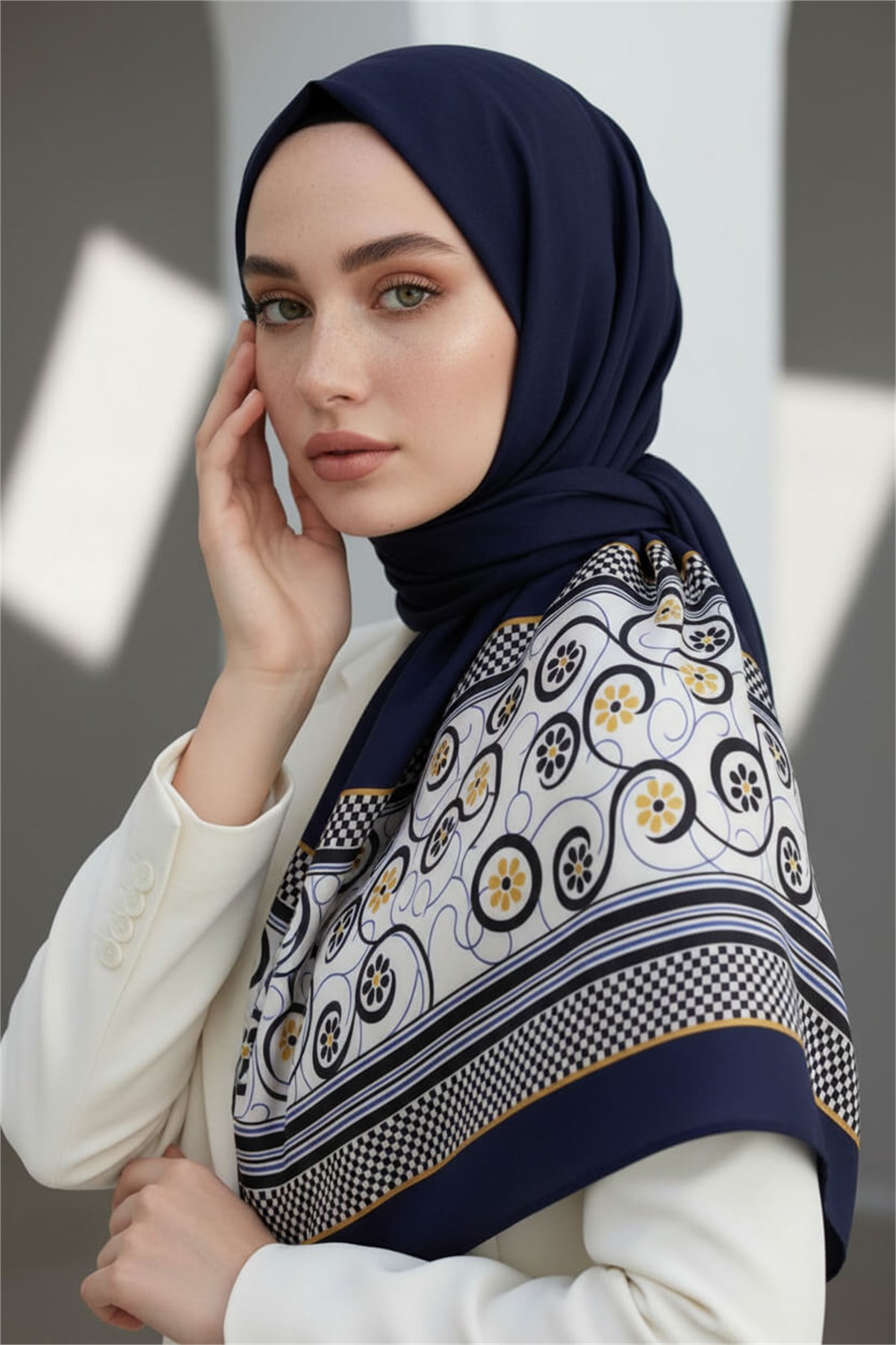 KREP KENAR MOTİFİ ÇİÇEK DESENLİ LACİVERT RENKLİ 75X195 KIRIŞMAZ ŞAL