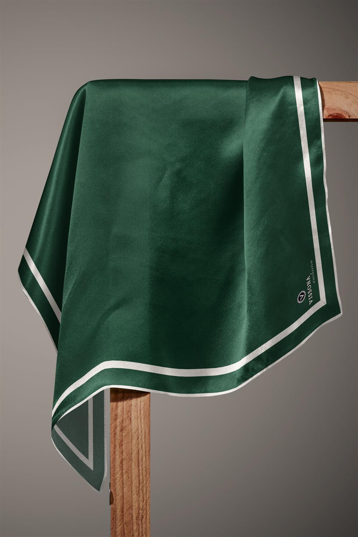 100% Twill İpek Düz Renk Bordür Zümrüt Yeşili - Krem Renkli Daha Tok Exclusive Serisi 90x90 Dikim Şekli : El Dikişi Eşarp