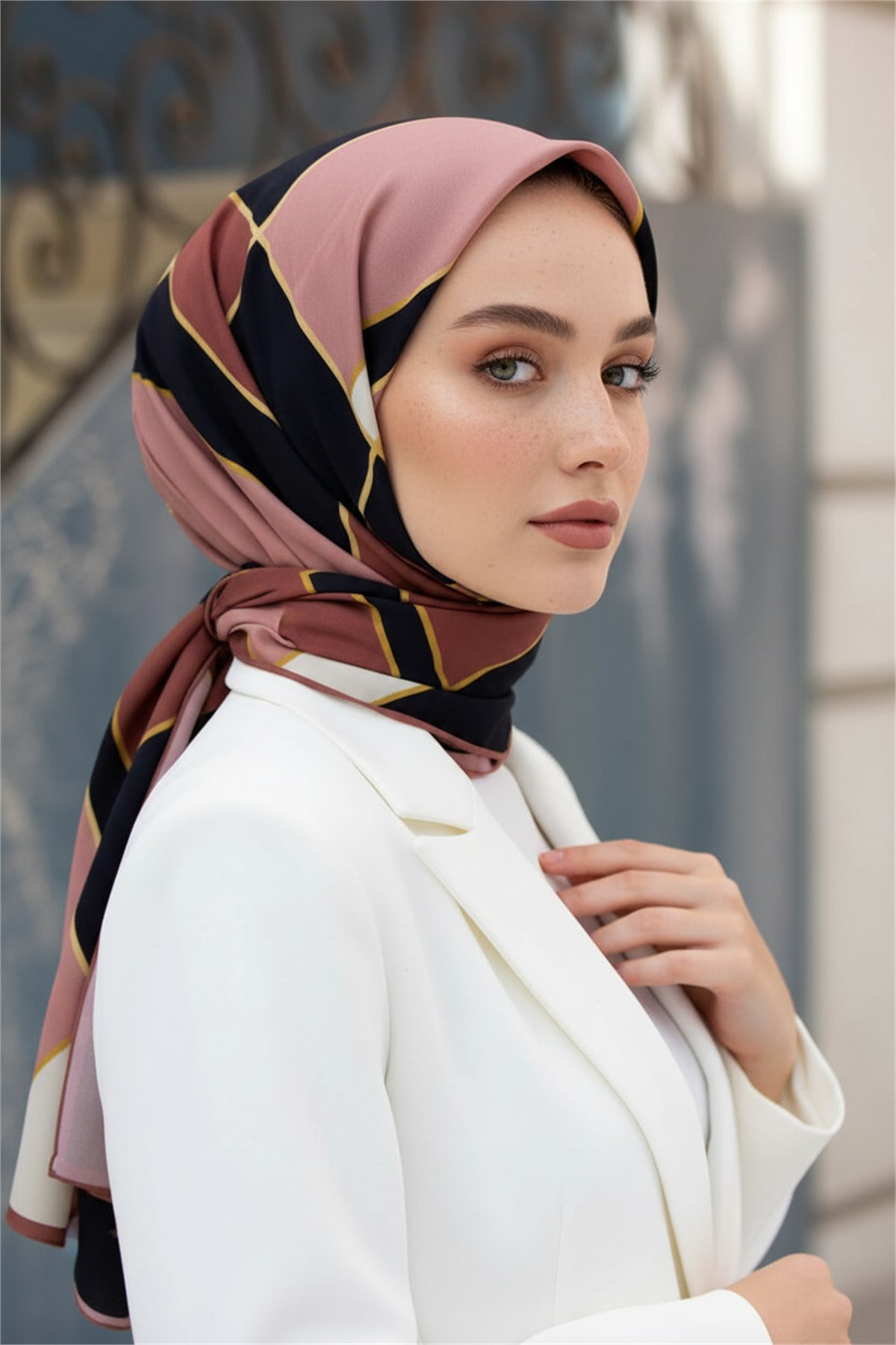 KREP GOLD DETAYLI KARO DESENLİ PUDRA RENKLİ 75X195 KIRIŞMAZ ŞAL