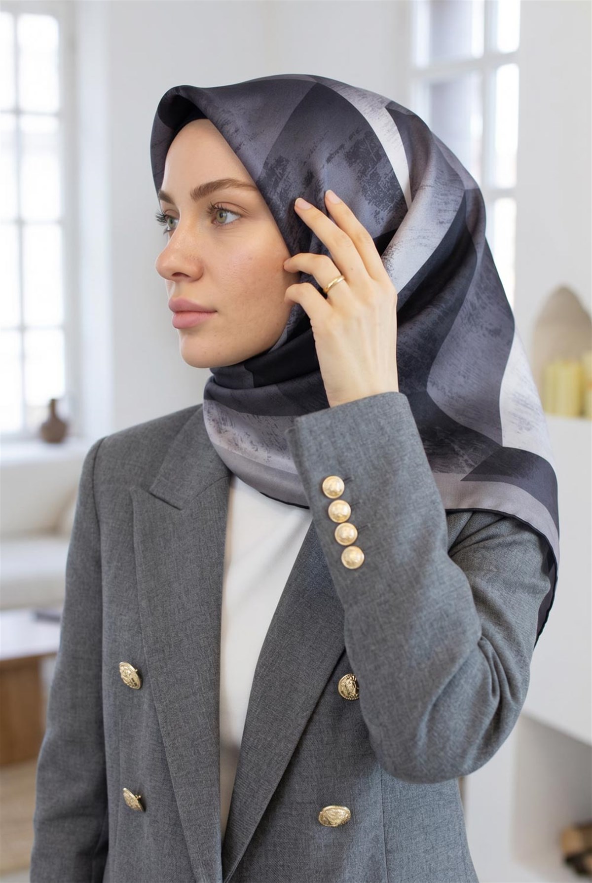 %100 Twill İpek Geometrik Desenli Siyah - Krem Renkli 90x90 Eşarp Dikim Şekli : El Dikişi