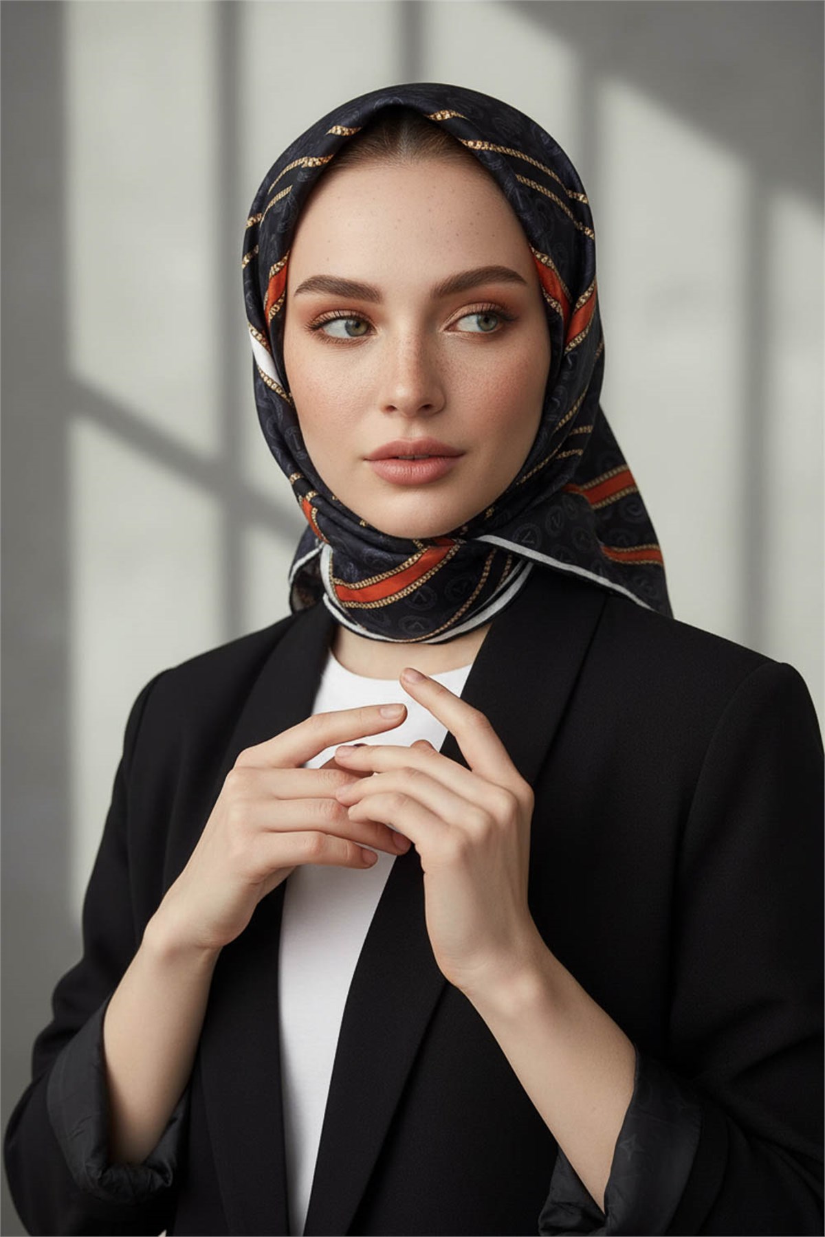 %100 Twill İpek Gold Şeritli Monogram Desenli Siyah - Taba Renkli 90x90 Eşarp Dikim Şekli : El Dikişi