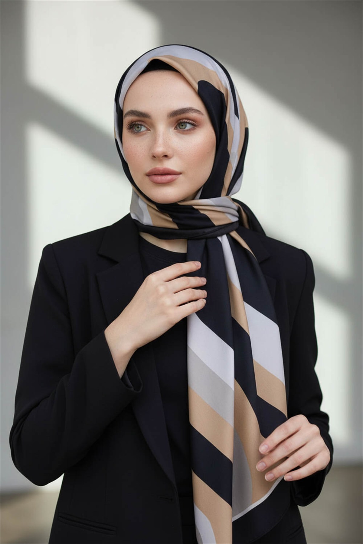 KREP GEOMETRİK DESENLİ GRİ RENKLİ 75X195 KIRIŞMAZ ŞAL