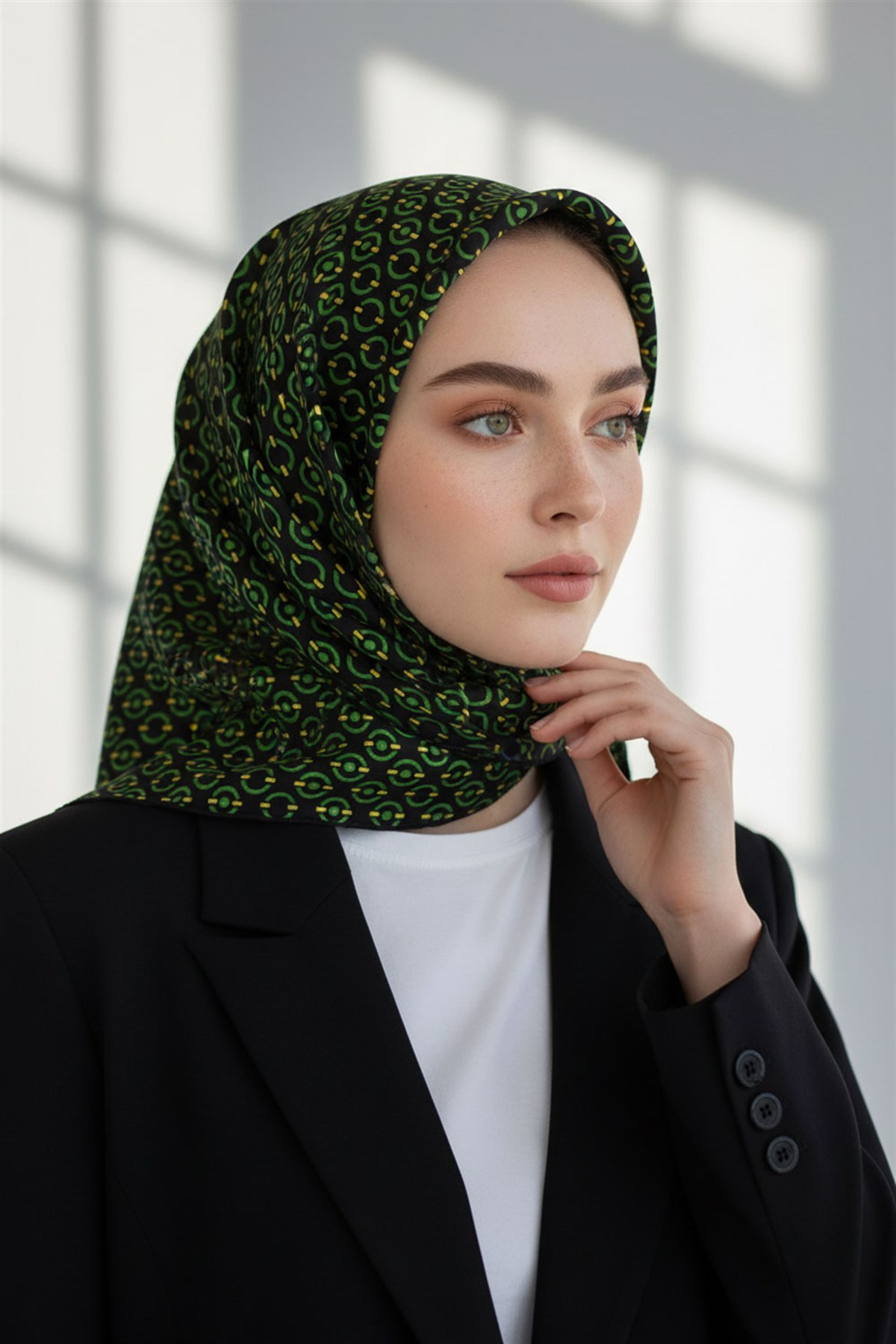 %100 Twill İpek Zincir Desenli Siyah - Zümrüt Renkli 90x90 Eşarp Kenar Dikiş Şekli El Dikişli