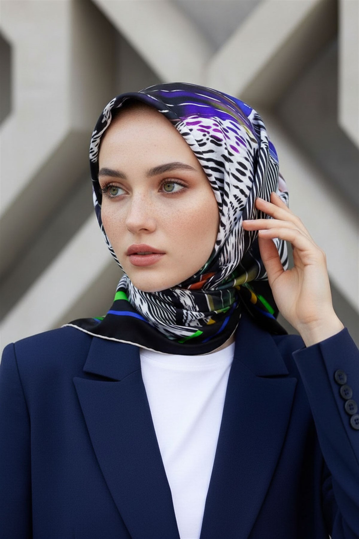 %100 Twill İpek Geometrik Desenli Siyah - Turuncu Renkli 90x90 Eşarp Dikim Şekli : El Dikişi