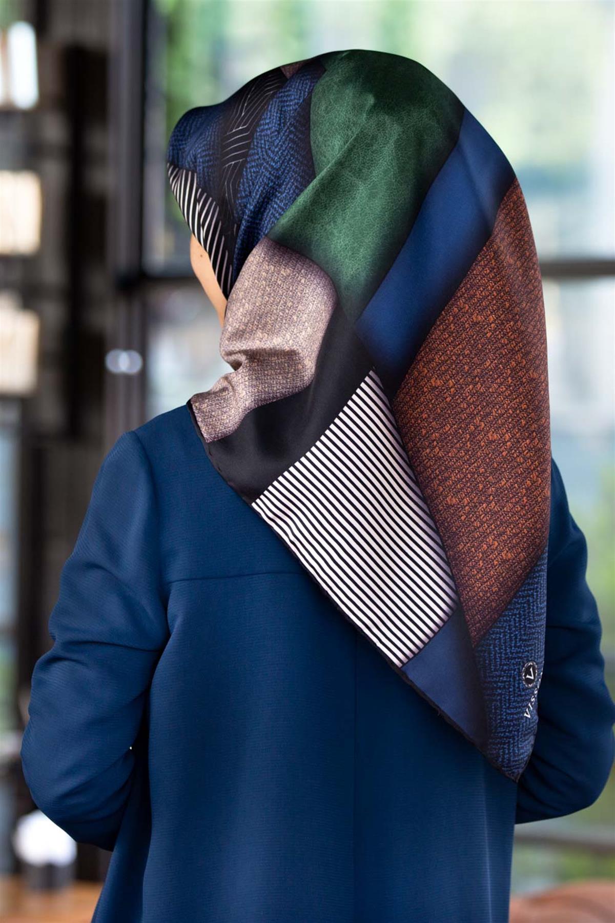 %100 Twill İpek Dokulu ve Geometrik Desenli Lacivert - Zümrüt Yeşili Renkli 90x90 Eşarp Dikim Şekli : El Dikişi