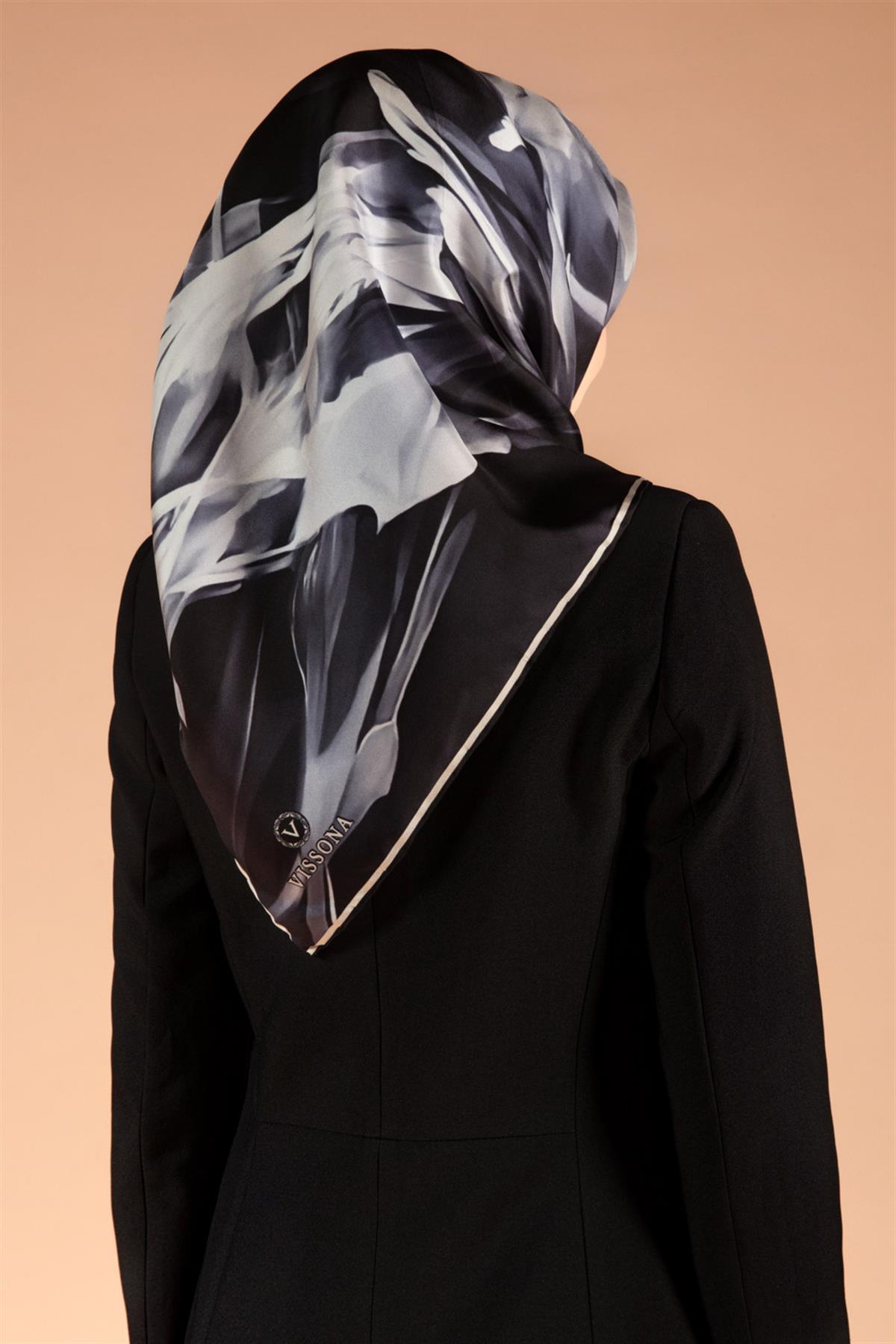 %100 Twill İpek Yaprak Desenli Gri - Siyah Renkli 90x90 Eşarp Dikim Şekli : El Dikişi