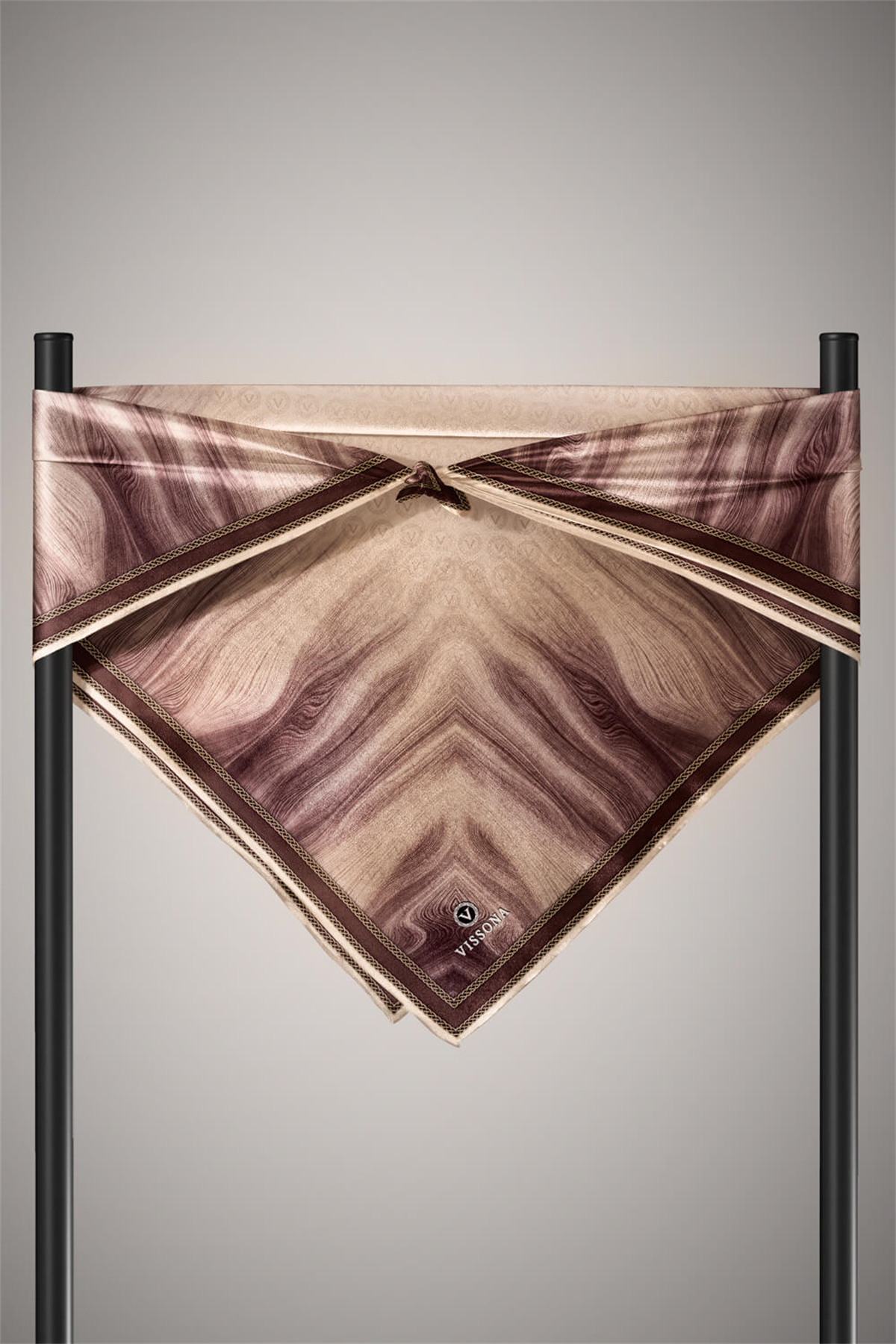 100% Twill İpek Monogram Desenli Bej Renkli 90x90 Dikim Şekli : El Dikişi Eşarp