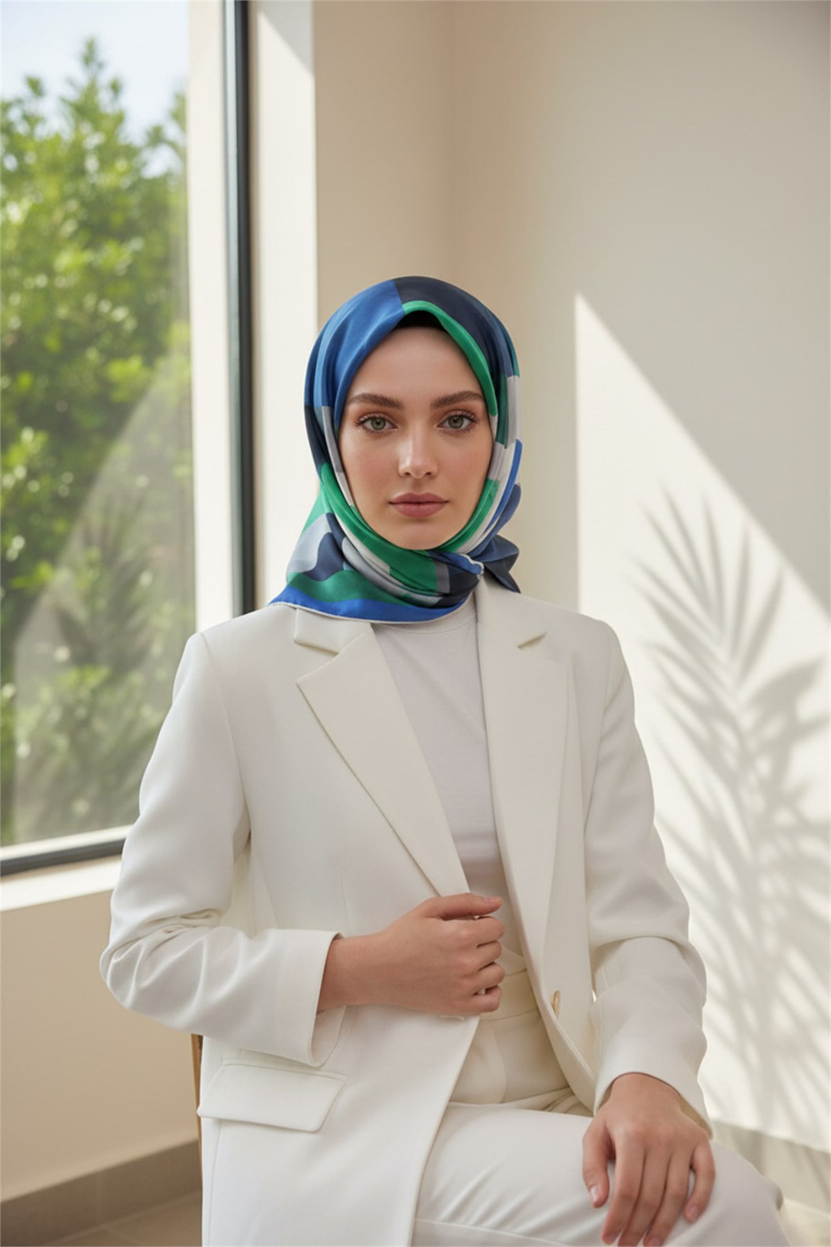 %100 Twill İpek Eşarp 90x90 Zümrüt Yeşili Saks Geometrik Desenli El Dikişli Kadın Eşarp