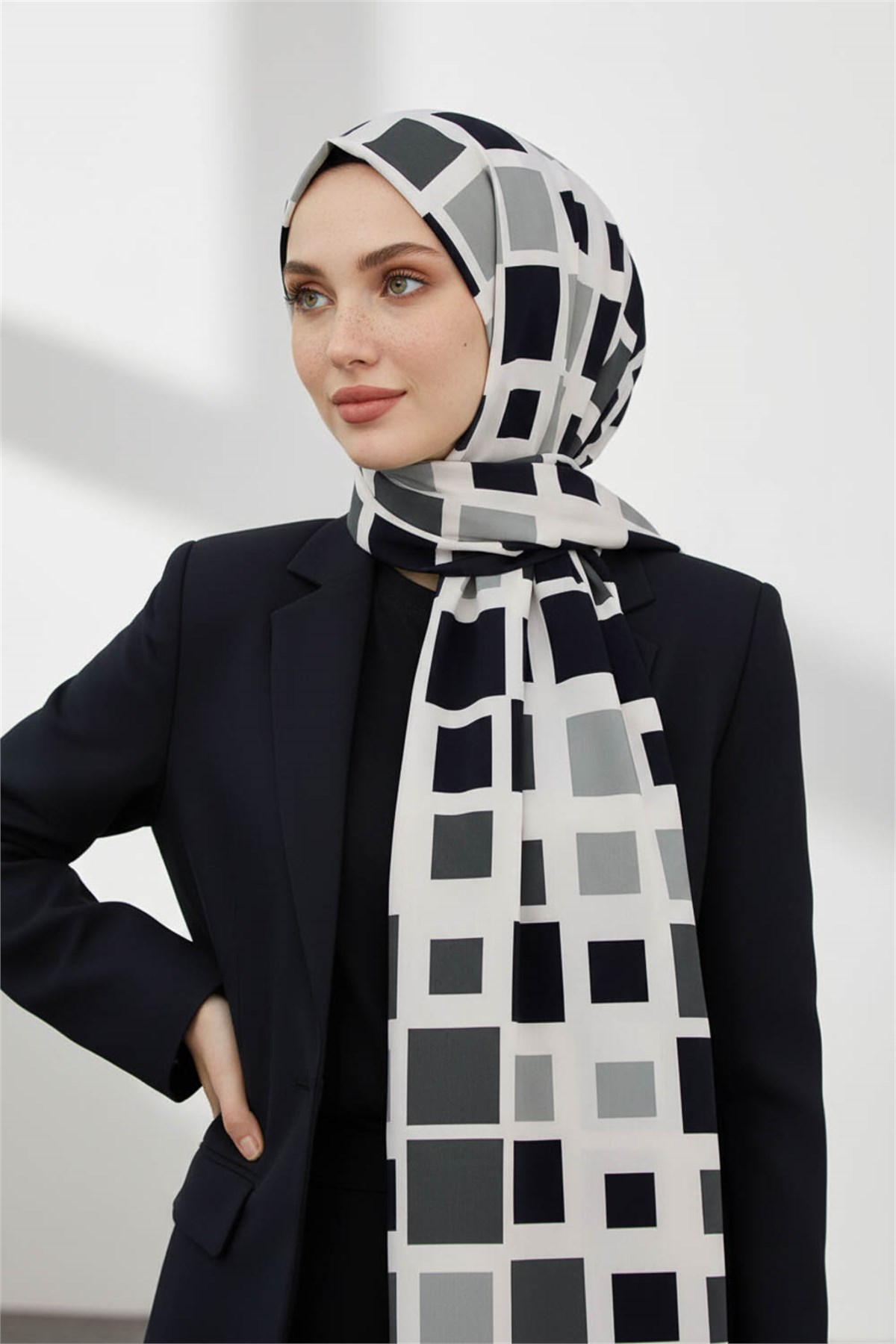 KREP KARE DESENLİ SİYAH RENKLİ 75X195 KIRIŞMAZ ŞAL