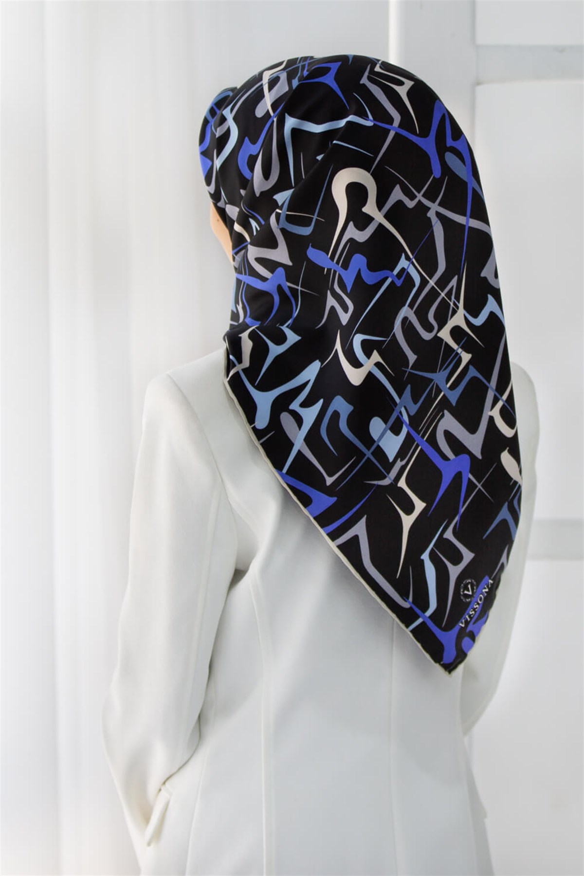 % 57 İPEK % 43 VİSKON Twill İpek Soyut Geometrik Desenli İndigo - Gri Renkli 90x90 Eşarp Dikim Şekli : El Dikişi