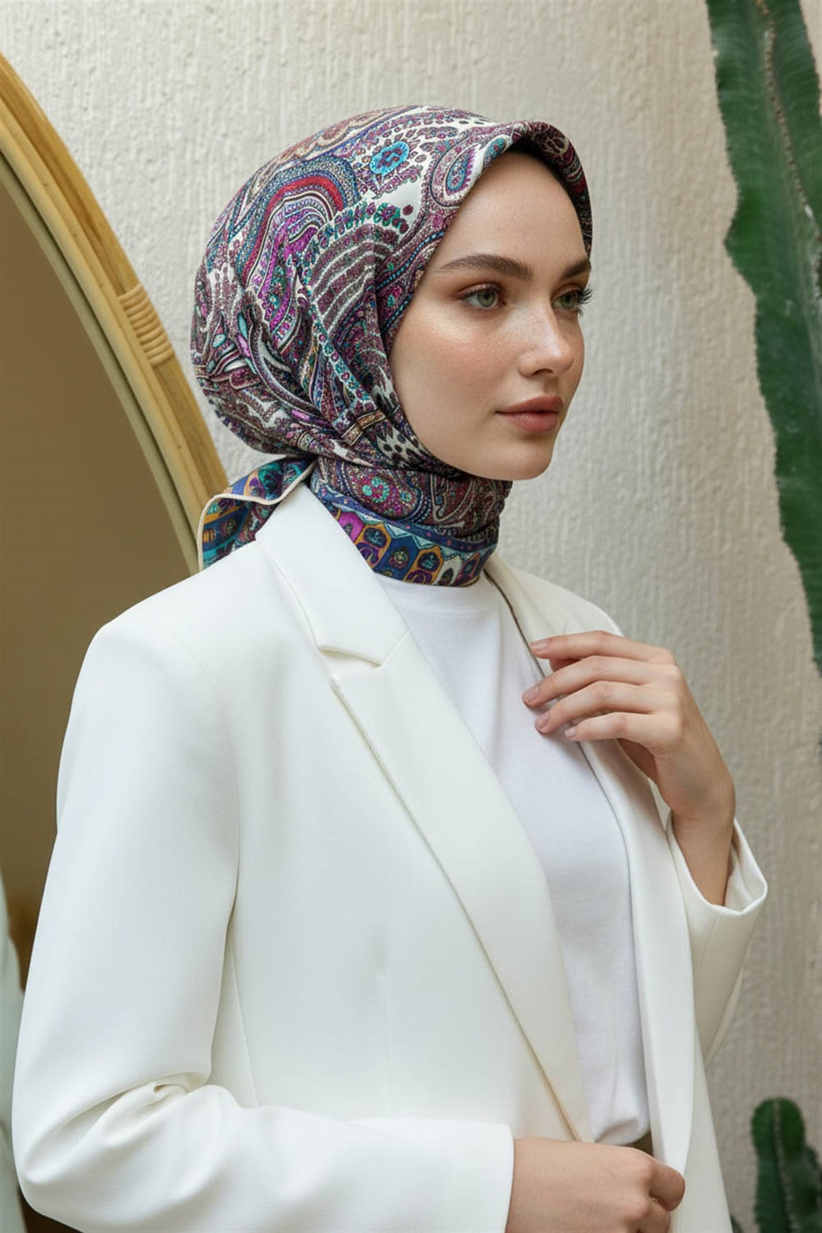 %100 Twill İpek Etro Desenli Krem Renkli 90x90 Eşarp Dikim Şekli : El Dikişi