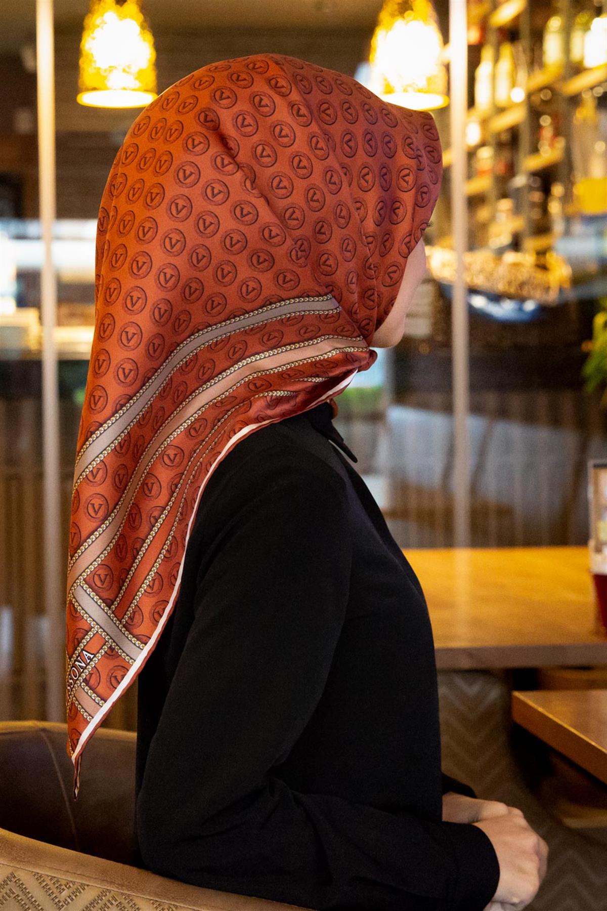 %100 Twill İpek Monogram Desenli Taba - Bej Renkli 90x90 Eşarp Dikim Şekli : El Dikişi