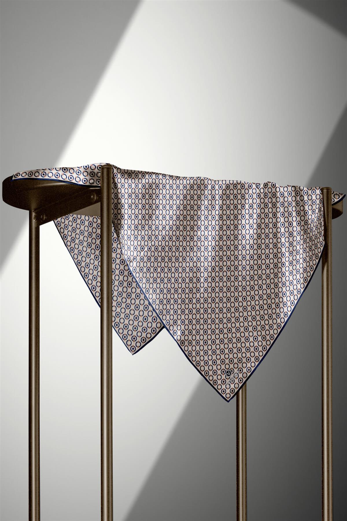 %100 Twill İpek Zincir Desenli Bej - Lacivert Renkli 90x90 Eşarp Kenar Dikiş Şekli El Dikişli