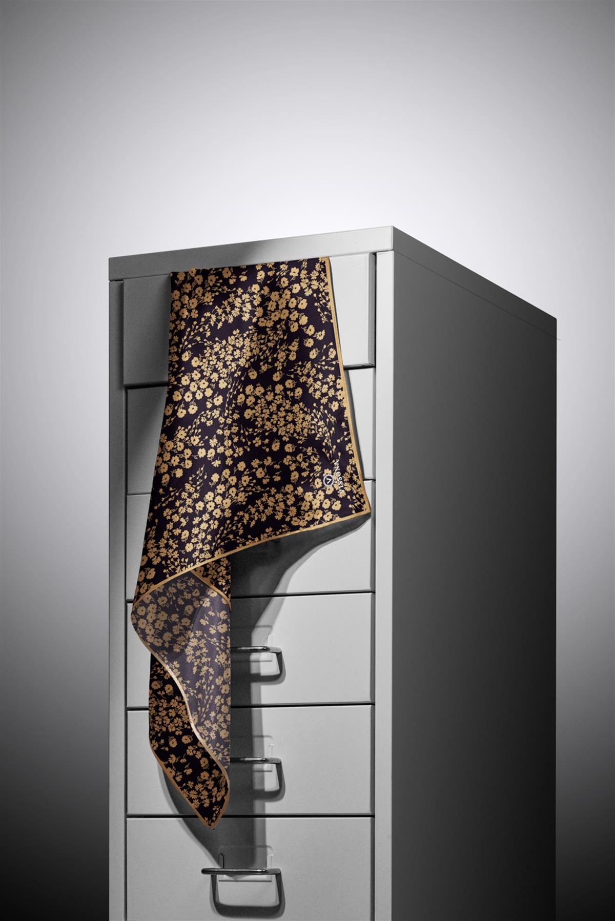 %100 Twill İpek Çıtır Çiçek Desenli Siyah - Gold Renkli 90x90 Eşarp Dikim Şekli : El Dikişi