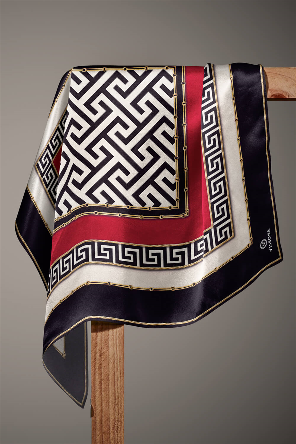 %100 Twill İpek Labirent Ve Geometrik Desenli Siyah - Bordo Renkli 90x90 Eşarp Dikim Şekli : El Dikişi