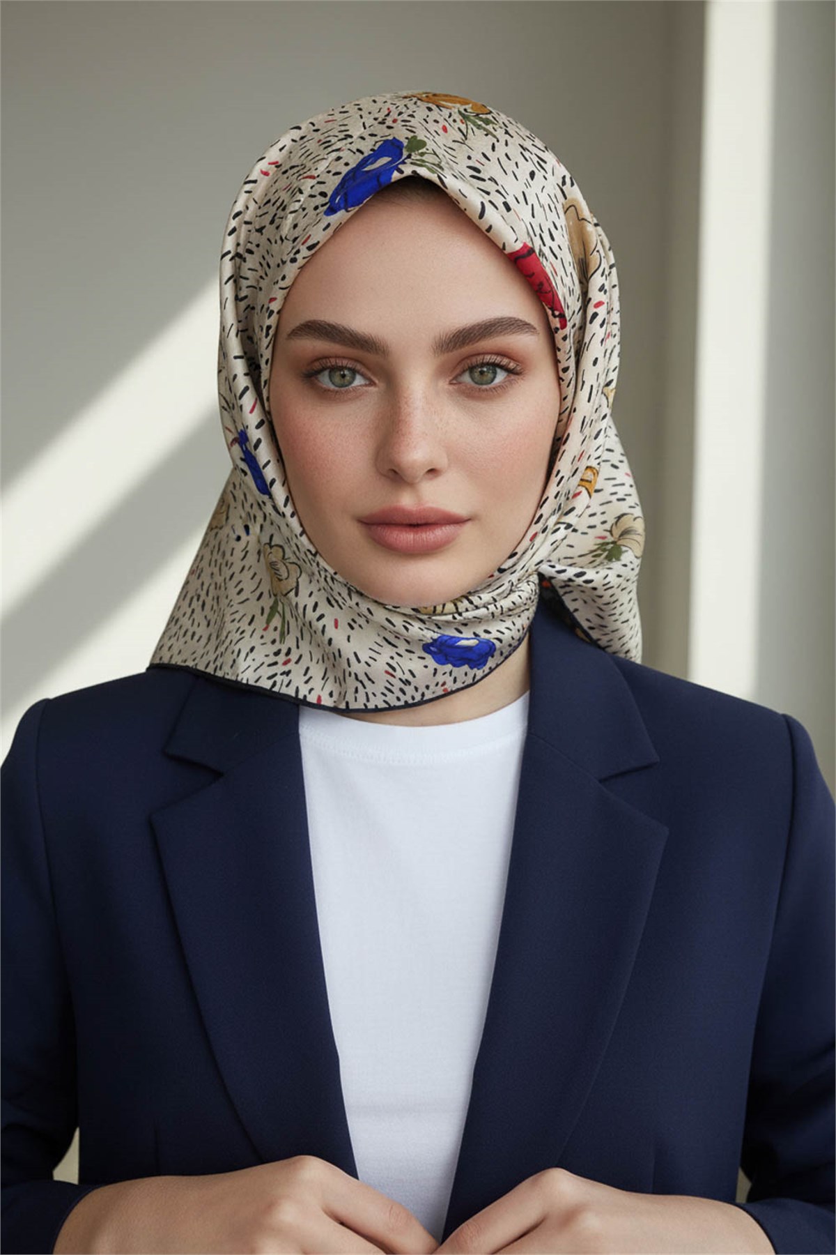%100 Twill İpek Çıtır Çiçek Desenli Gold - Krem Renkli 90x90 Eşarp Dikim Şekli : El Dikişi