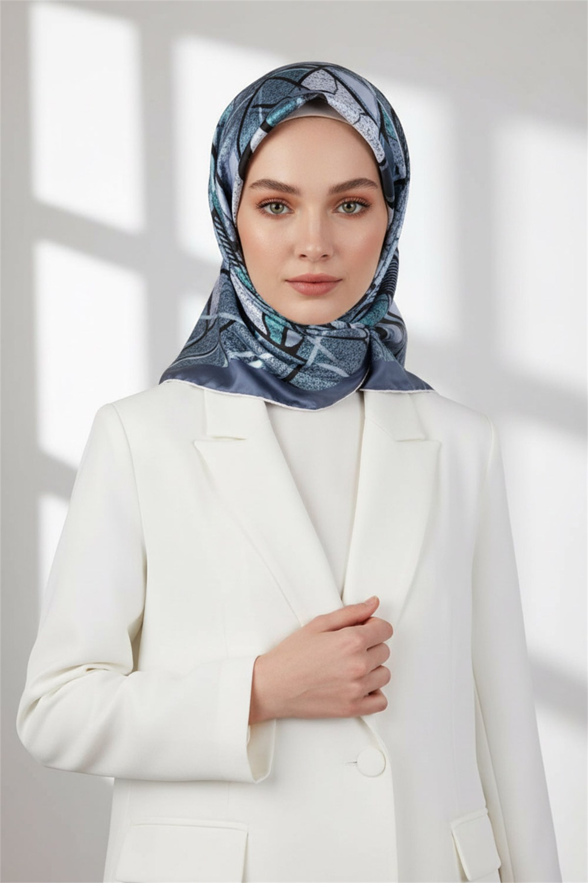 Kristal Geometrik Desenli İndigo Renkli 90x90 Eşarp (İpek İçermez) Kenar Dikiş Şekli El Dikişli