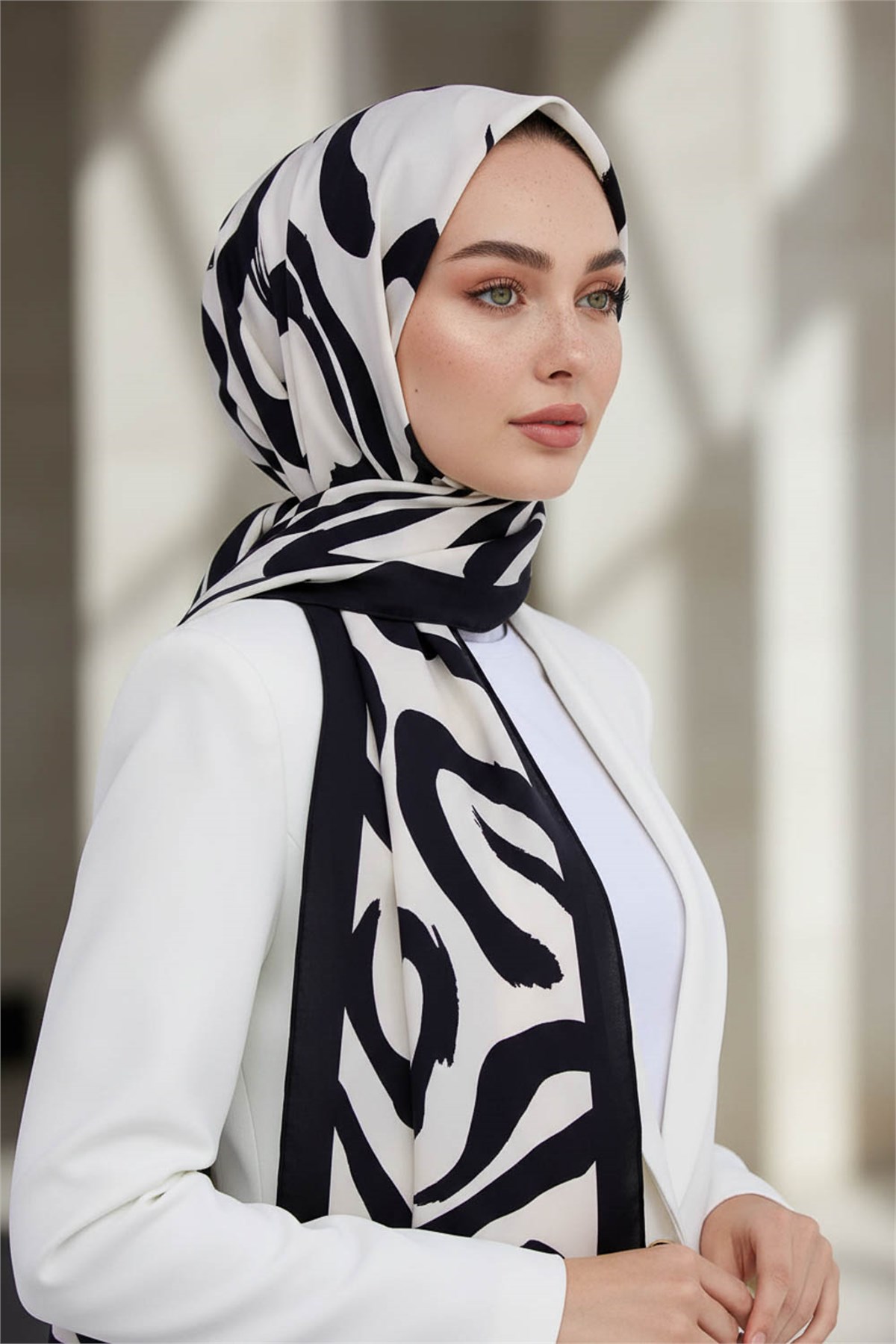KREP FIRÇA DARBESİ DESENLİ KREM - SİYAH RENKLİ 75X195 KIRIŞMAZ ŞAL